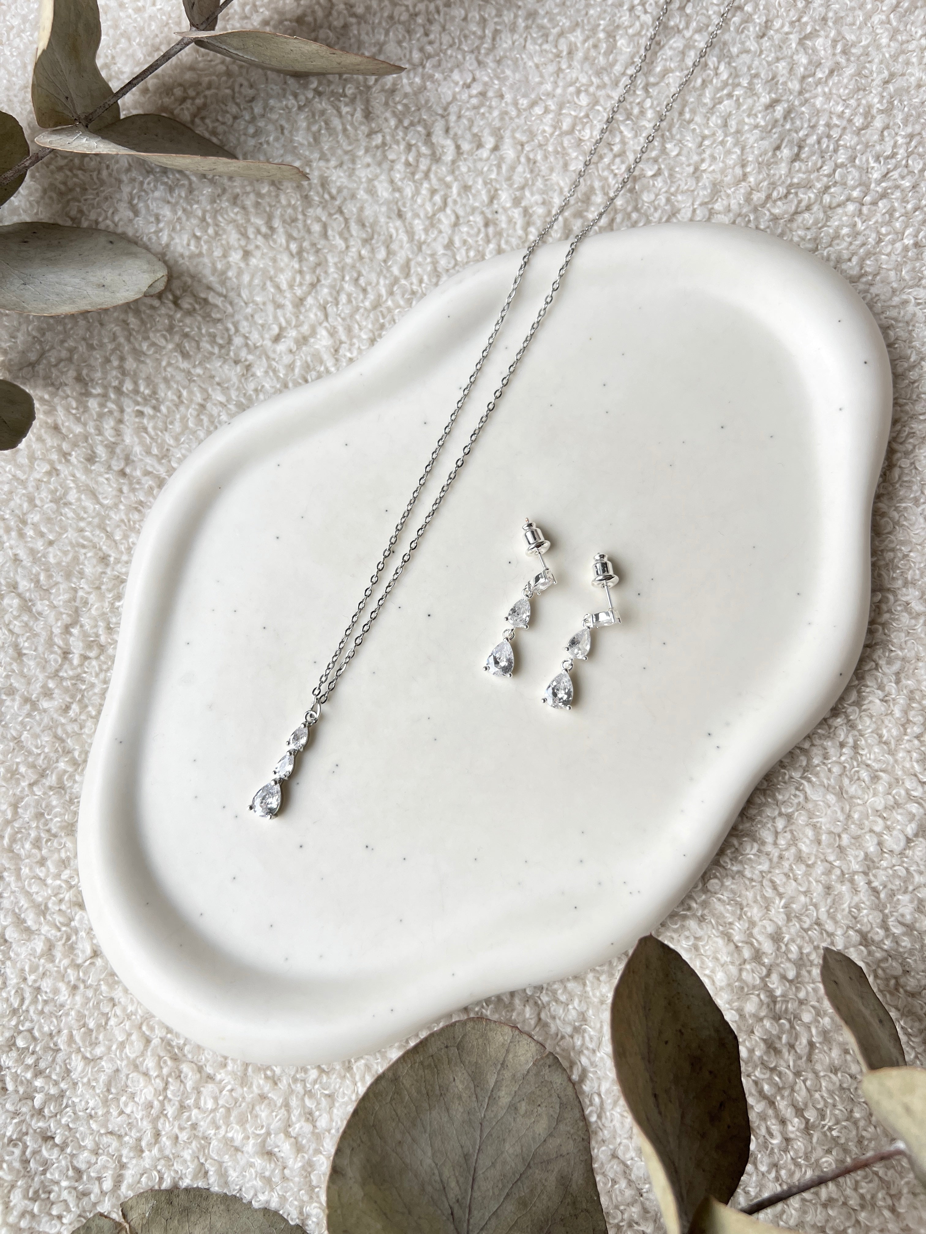 Schmuckset, Halskette und Ohrringe, Silber, feiner Hochzeitsschmuck, Brautschmuck, Brautohrringe und Brauthalskette, Damenschmuck, Schmuck Hochzeit, glaenzende Schmuckstuecke, Brautset, Brautjungfer, Geschenk fuer Sie, Geburtstagsgeschenk Frauen, Silberner Schmuck, Weddinginspiration