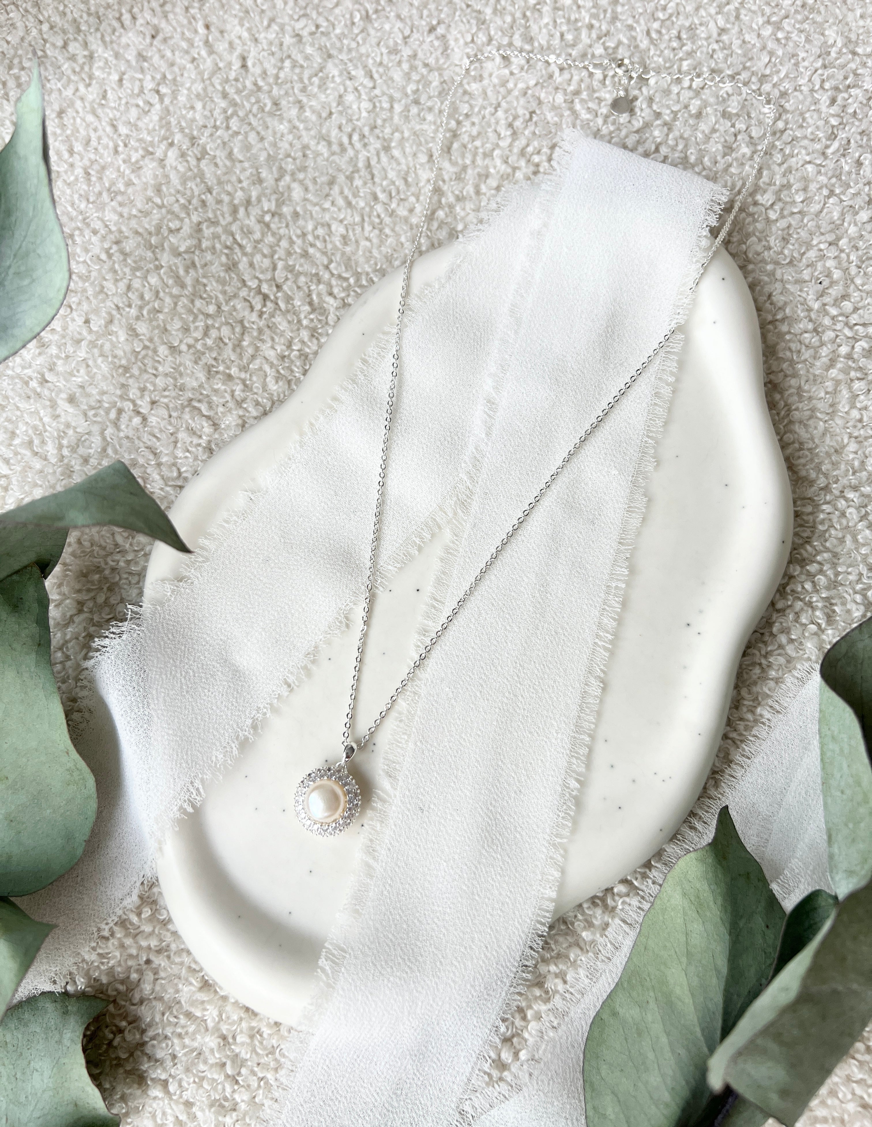 Silberne Halskette mit feinem Perlenanhänger, Perlenkette, hochwertige Perlenhalskette, Silber, Brauthalskette, eleganter Brautschmuck, Hochzeitsschmuck, Hochzeit, Trauzeugin, Brautmutter, Brautjungfer, Geschenk fuer Sie, Frauen, Frauenschmuck, Geburtstagsgeschenk, Damenschmuck, Valentinstag, Valentinstagsgeschenk