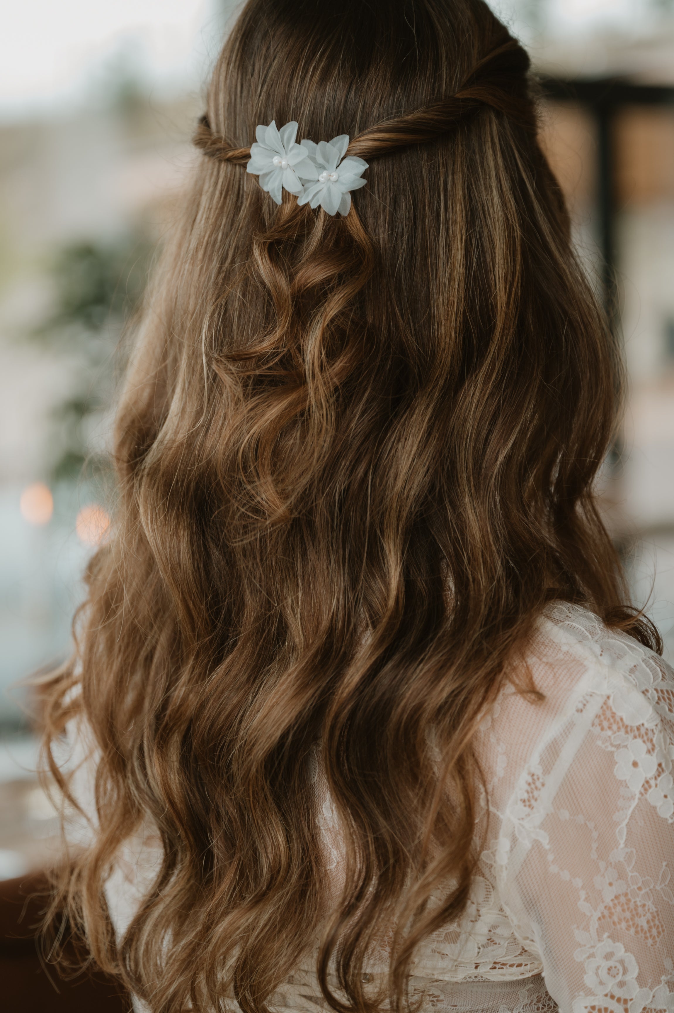 Feine Haarnadeln mit weißen Blumen aus Stoff, zarte weisse Perlen, Perlenschmuck, Brautschmuck, Schmuck Hochzeit, Haarschmuck fuer die Braut, Hochzeitsschmuck, Brautset, Gold, eleganter Brauthaarschmuck, Blueten