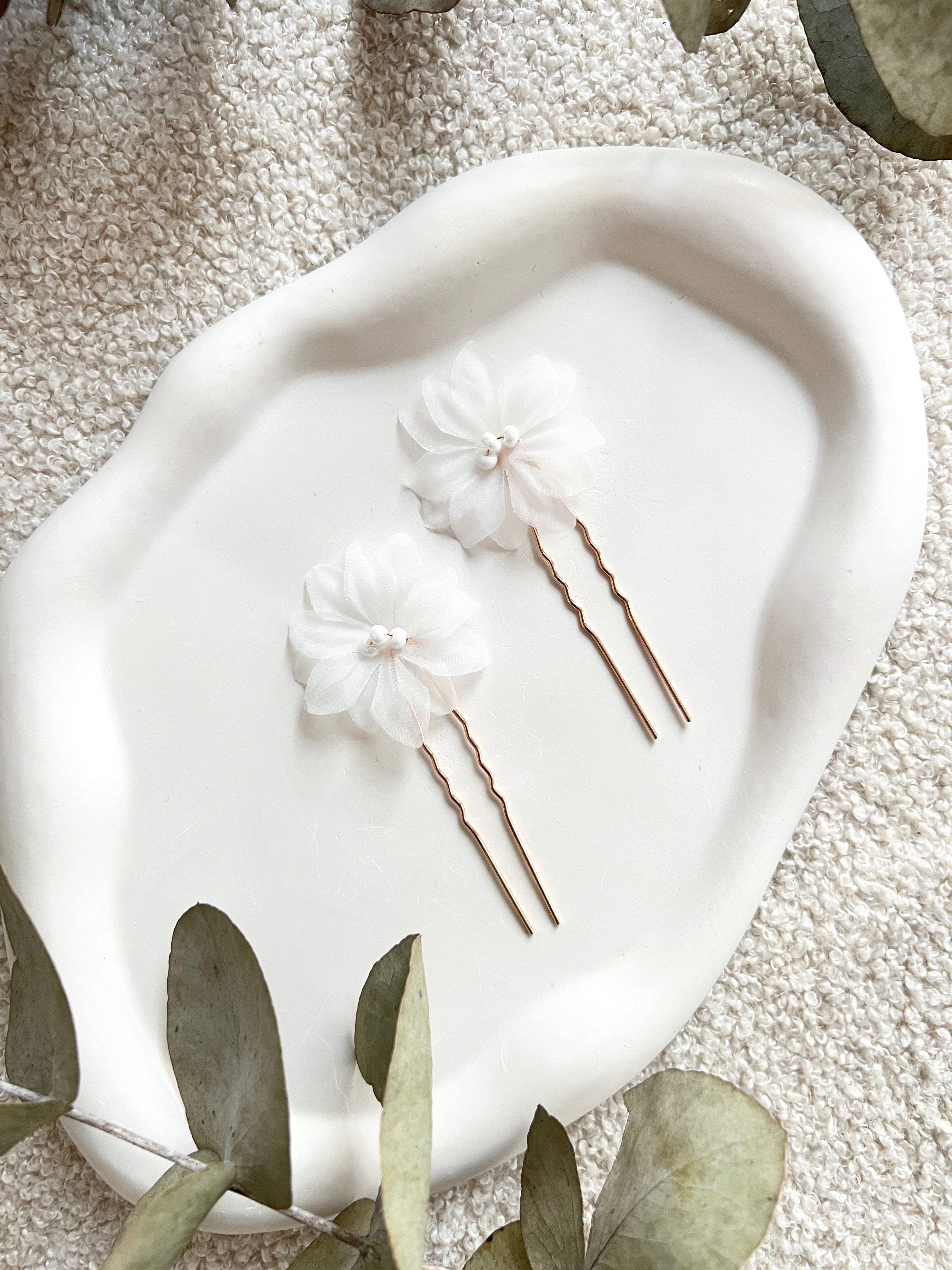 Feine Haarnadeln mit weißen Blumen aus Stoff, zarte weisse Perlen, Perlenschmuck, Brautschmuck, Schmuck Hochzeit, Haarschmuck fuer die Braut, Hochzeitsschmuck, Brautset, Gold, eleganter Brauthaarschmuck, Blueten