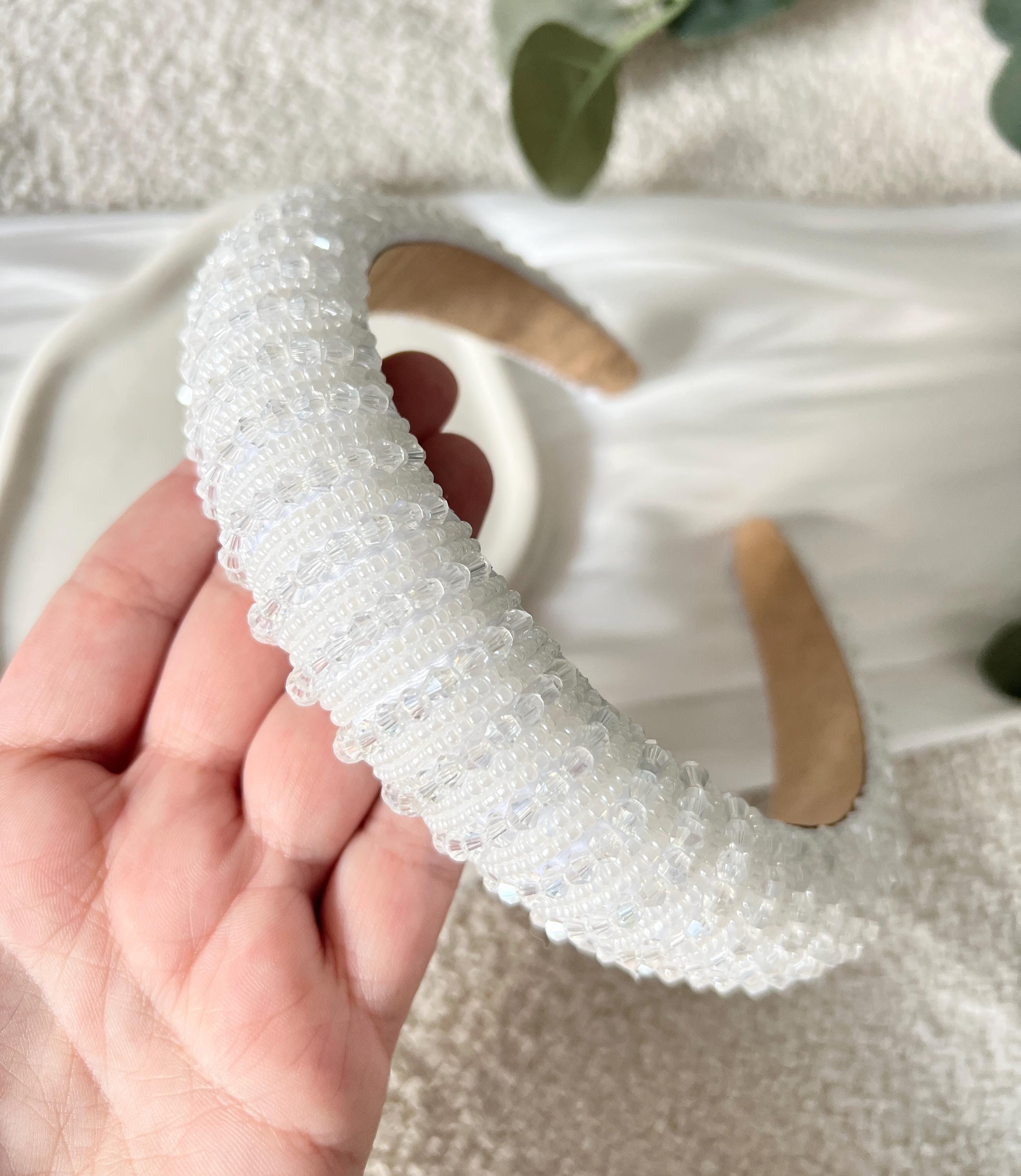 Eleganter breiter Perlenhaarreif, Haarreif mit feinen zarten Perlen, weiße und transparente Perlen, glänzender Brauthaarschmuck, Haarschmuck für die Hochzeit, Standesamt, moderner Perlenschmuck, Brautfrisur, Schmuck, Braut