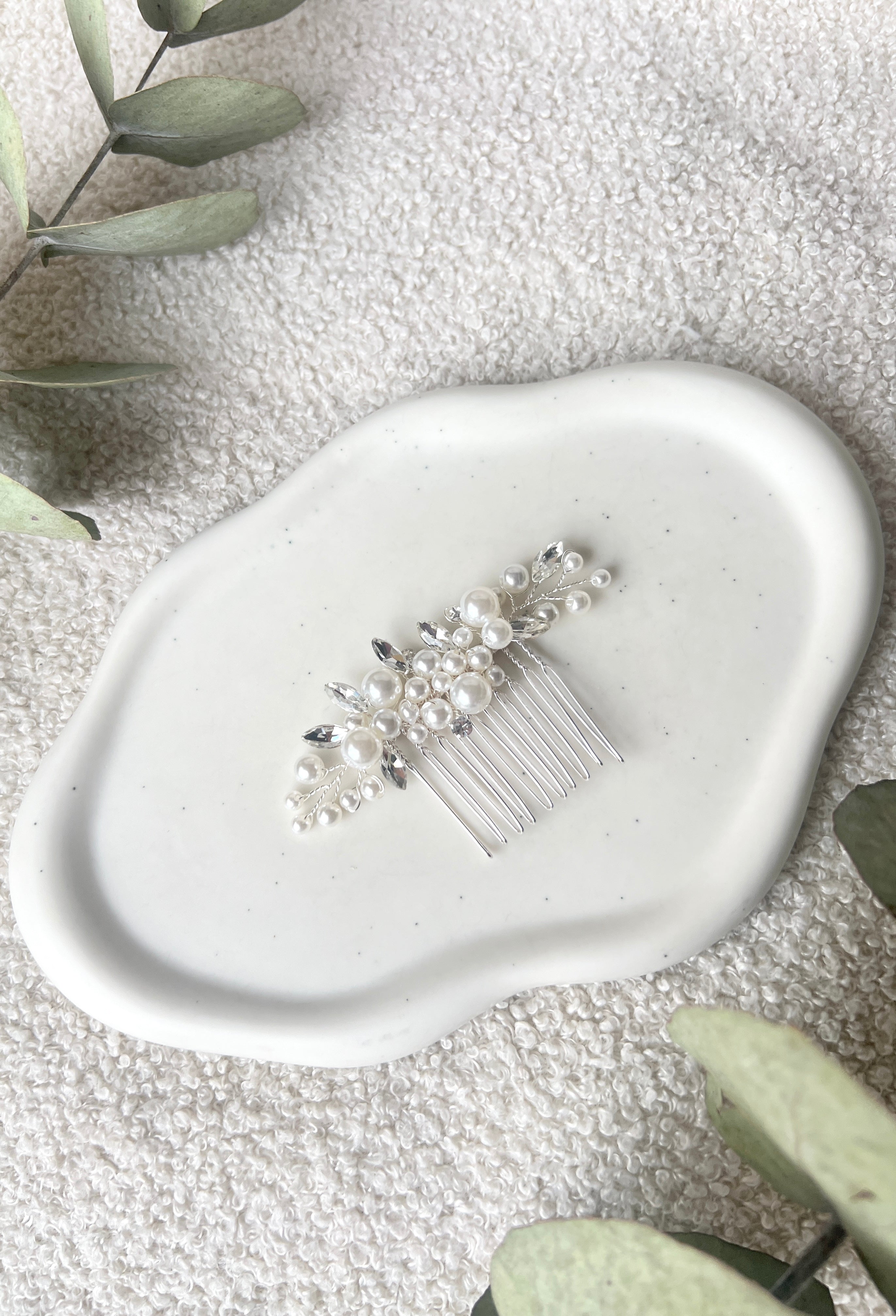 Feiner silberner Brauthaarschmuck eleganter Haarkamm, Brautschmuck mit glaenzenden Strasssteinen, Brautfrisur, Schmuck fuer die Hochzeit, Haarschmuck