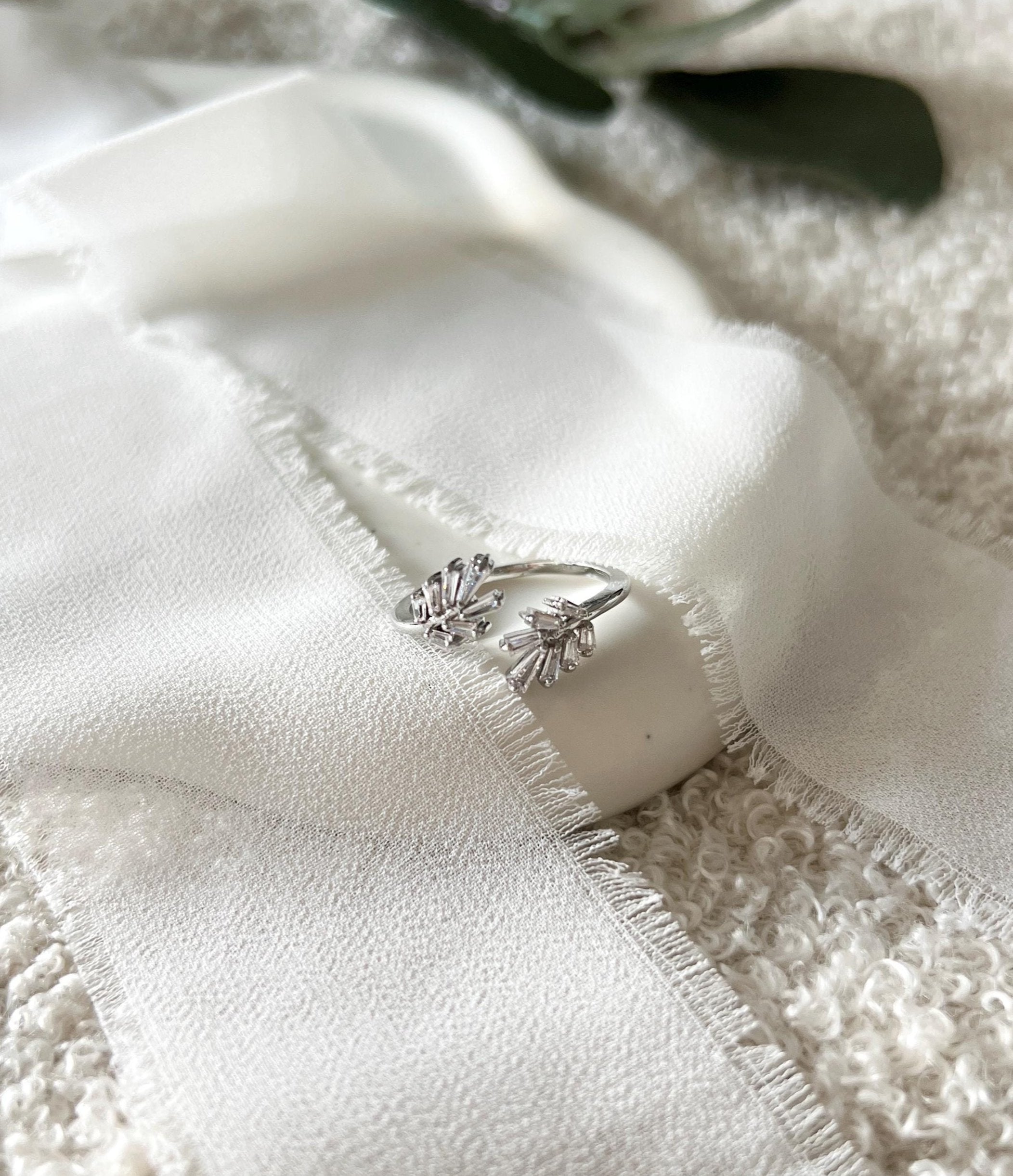 Feiner silberner Ring, glaenzende Strasssteine, filigraner Schmuck, offener Fingerschmuck, verstellbar, Einheitsgröße, Weihnachtsgeschenk, Geburtstagsgeschenk, Schmuck Frauen, eleganter Damenschmuck