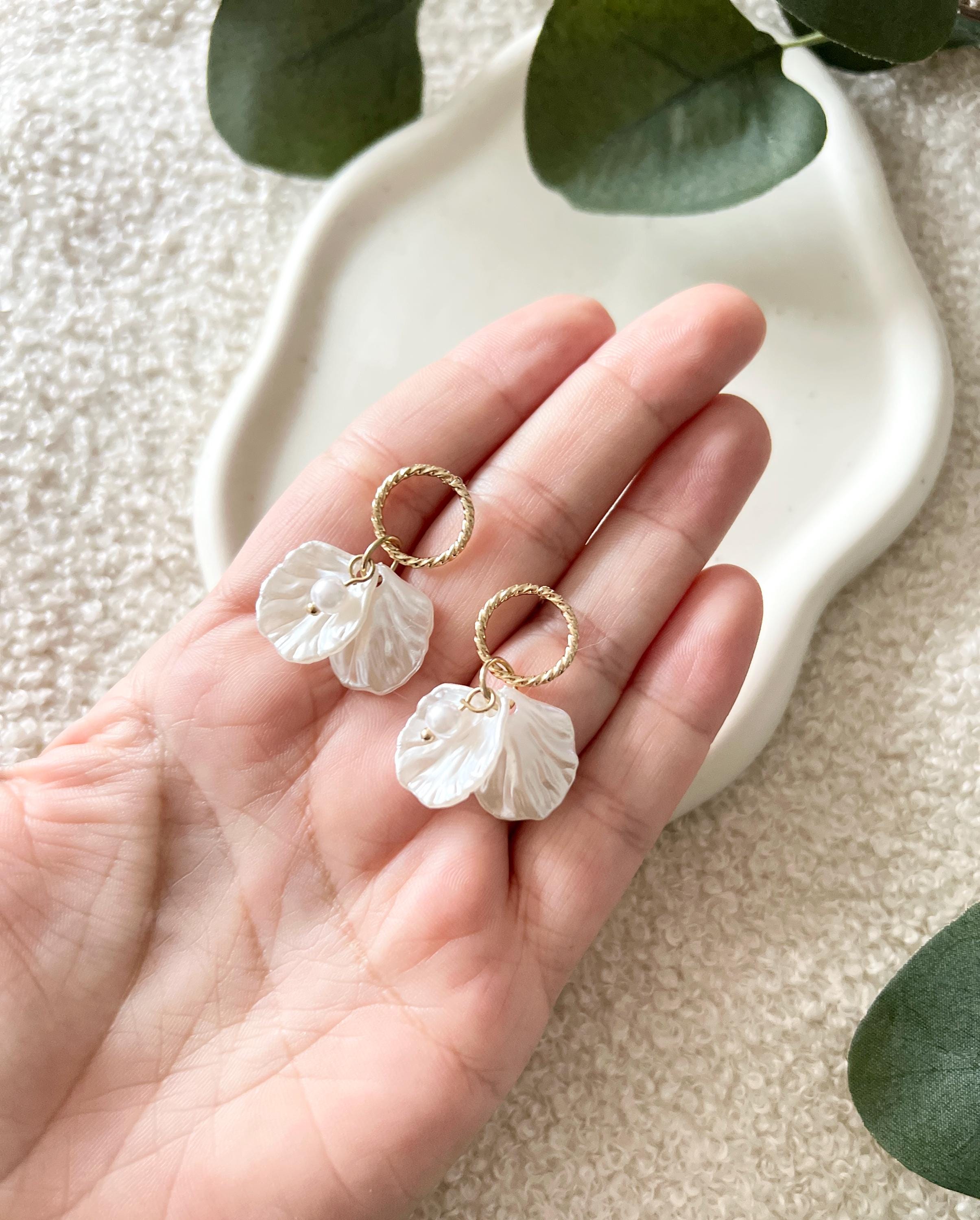 Ohrringe Braut, Hängeohrringe Blätter, Perlmuttoptik, Ohrstecker weiße Perle, Brautjungfer Schmuck Hochzeit, Trauzeugin Ohrschmuck, moderne Brautohrringe Standesamt