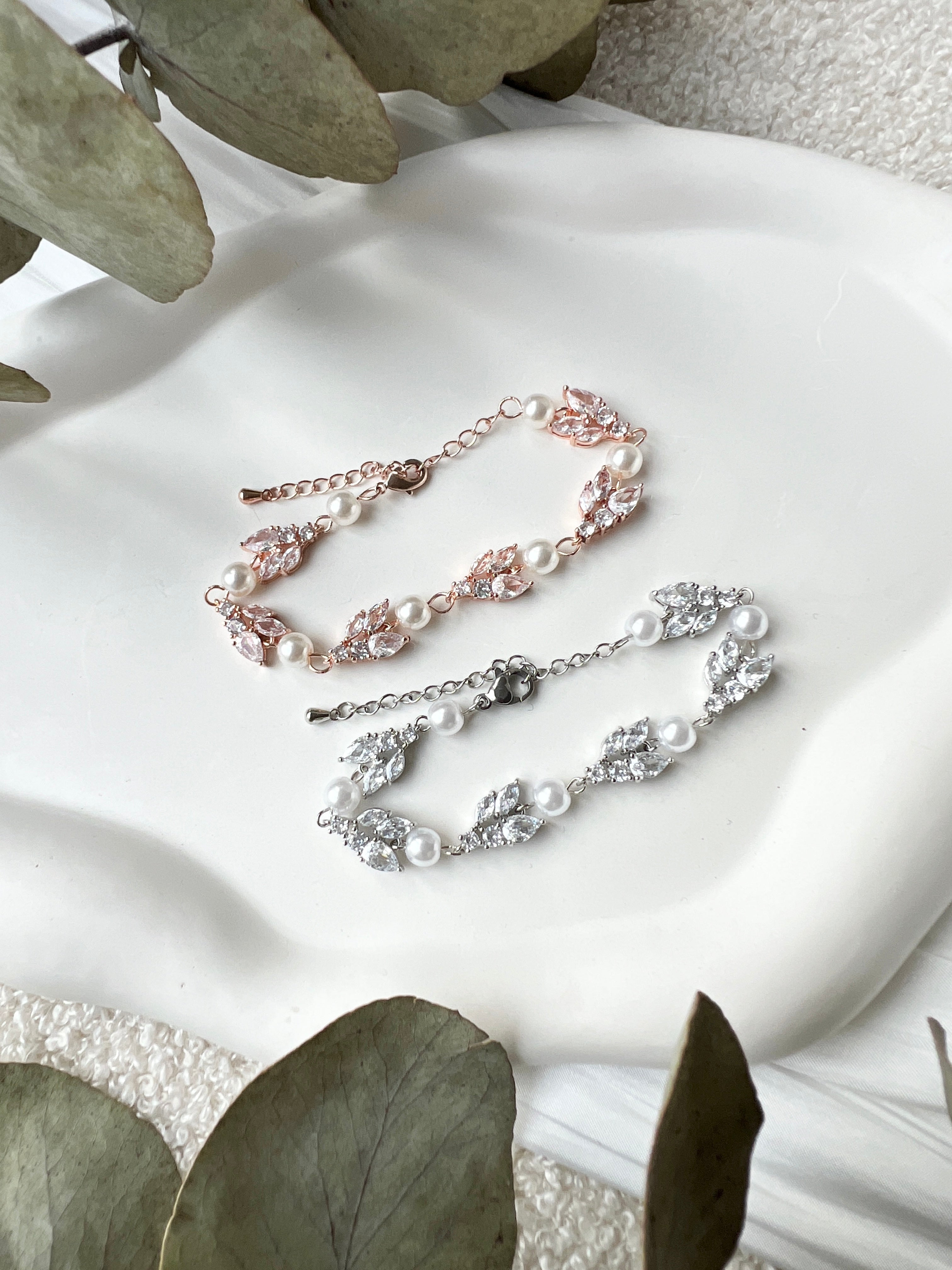 Armband mit funkelnden Steinen aus Glass und weißen Perlen, Silber oder Roségold, feiner Brautschmuck, elegantes Brautarmband, Schmuck fuer Sie, Geschenk Frauen, Hochzeit, glaenzender Armschmuck, Brautjungfer, Weihnachtsgeschenk, Perlenarmband, Perlenschmuck, Damenschmuck