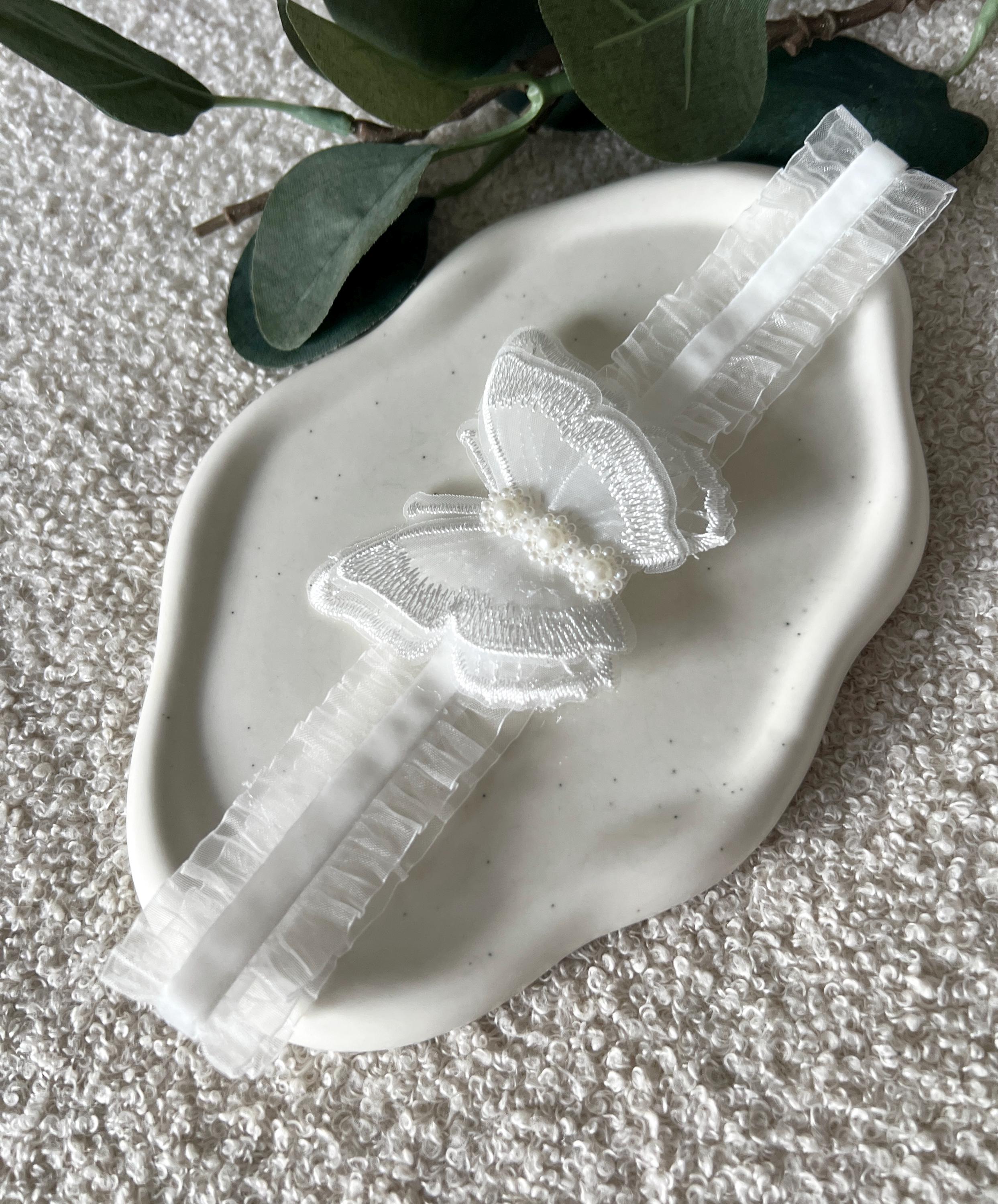 Strumpfband fuer die Braut, Tüll, weißes Brautstrumpfband, Brautschmuck, Brautzubehoer, weisse Kunststoffperlen, Schmetterling, XXS bis XS, Beinschmuck, Braut, Schmuck Hochzeit, feiner Hochzeitsschmuck, Weddinginspiration, Hochzeitsschmuck