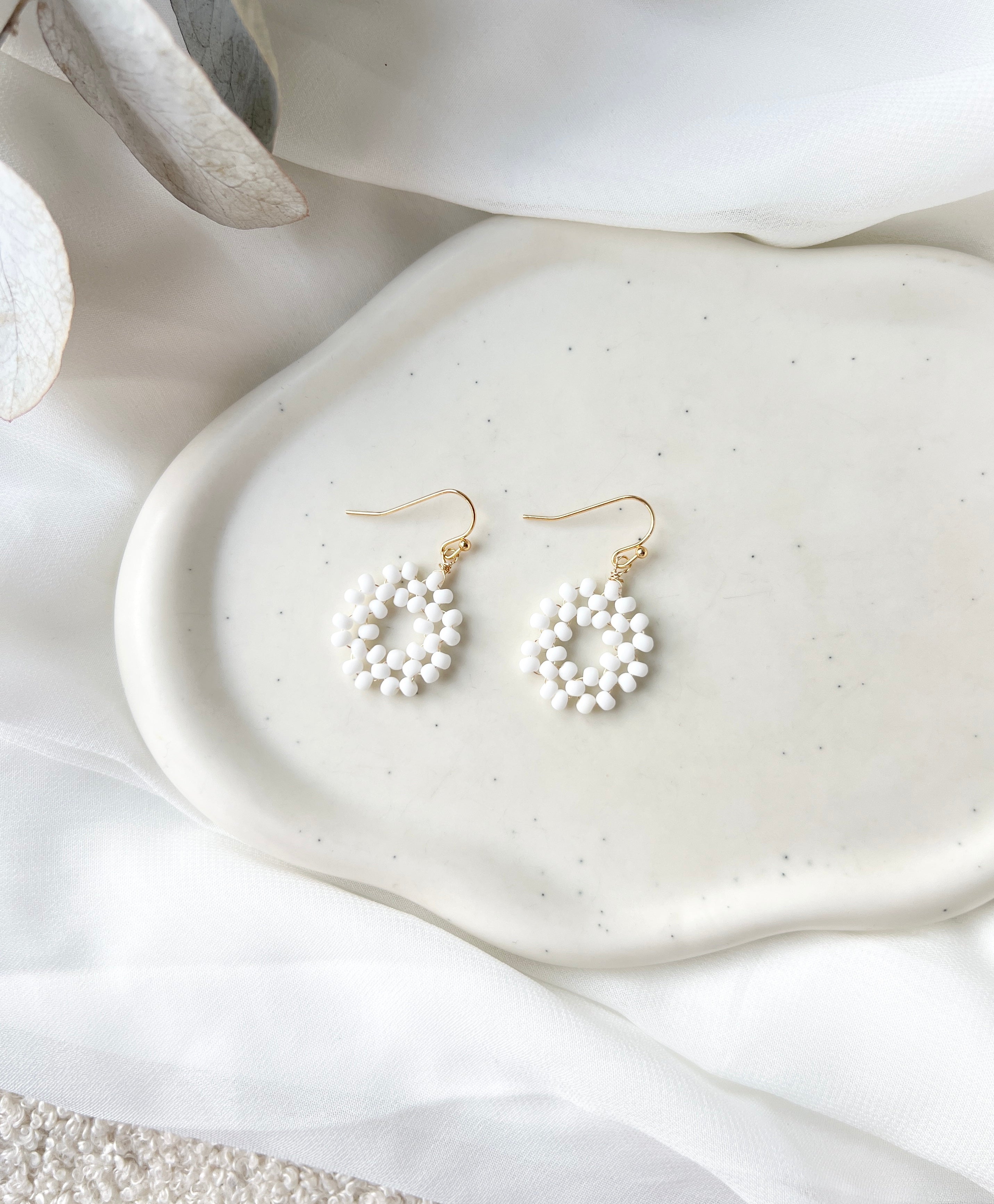 Filigrane Perlenohrringe, handgefertigt in Deutschland, feine Brautohrringe, Ohrringe mit weißen Perlen, runde Form, Bluetenform, Hochzeitsschmuck, feinste Handarbeit, Feinschmuck, Schmuck Hochzeit, elegante Hochzeitsohrringe, Haengeohrringe mit goldenen Details, Perlenohrringe, Perlenschmuck gefertigt in Deutschland