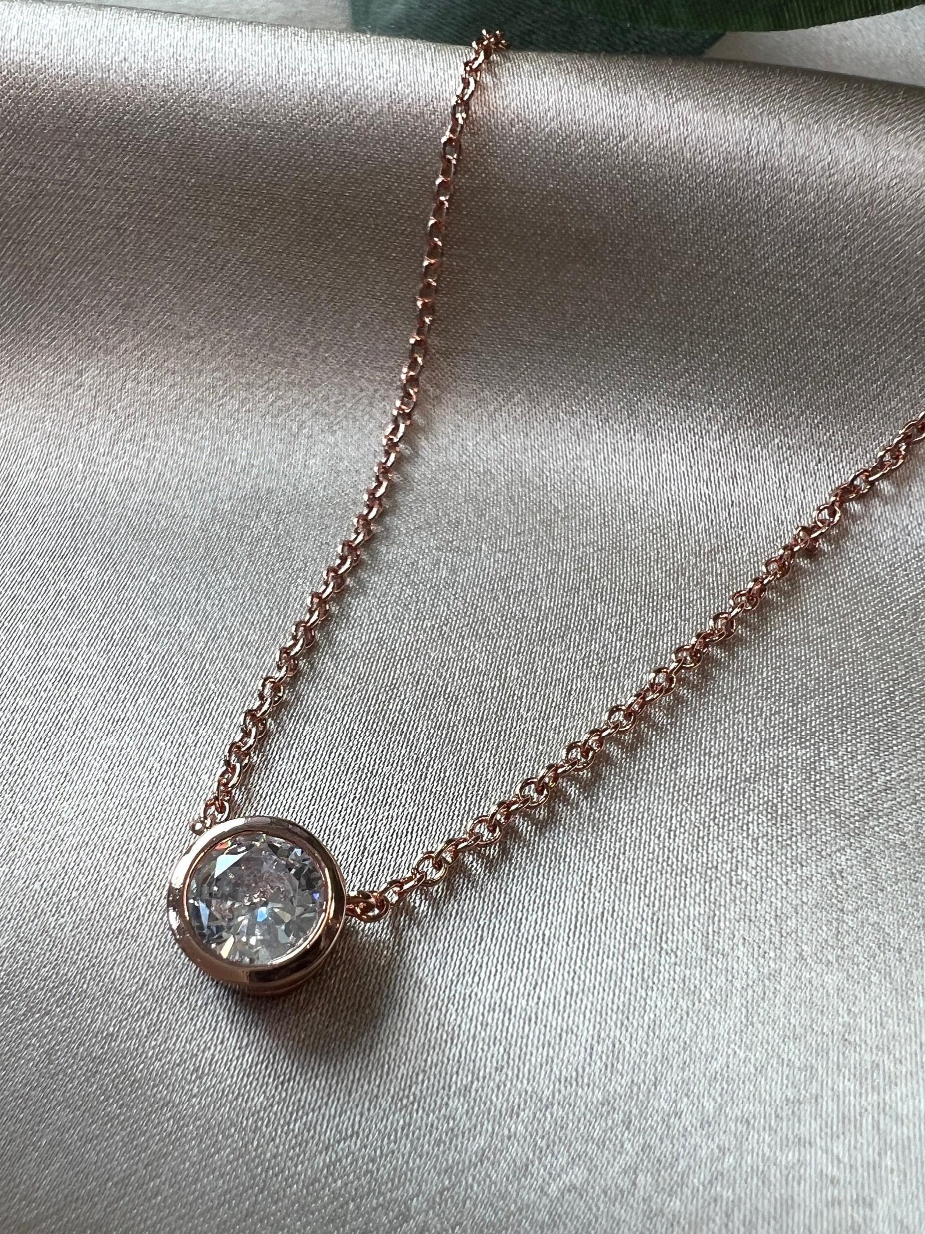 Funkelnde Halskette mit Zirkonia Anhänger, silber, Roségold, Halskette für Frauen, Brautschmuck, Hochzeit Accessoires - Rose gold-Halskette-Schmuckblüte