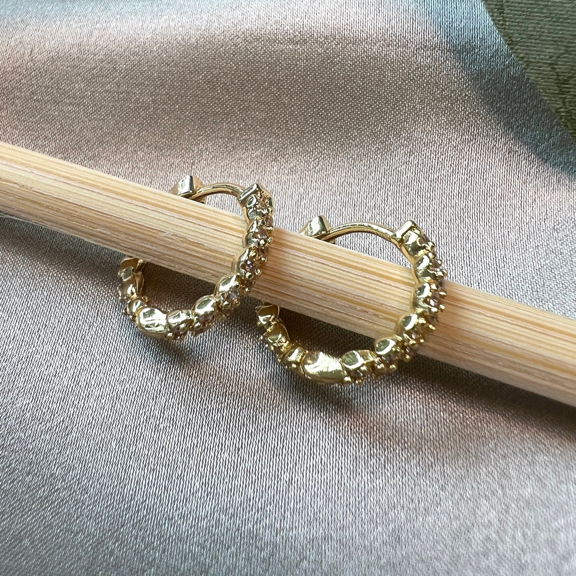 Funkelnde runde Creolen - Zeitlose Eleganz in Gold und Silber - 1,5 cm Durchmesser - Brautohrringe - Gold-Ohrringe-Schmuckblüte