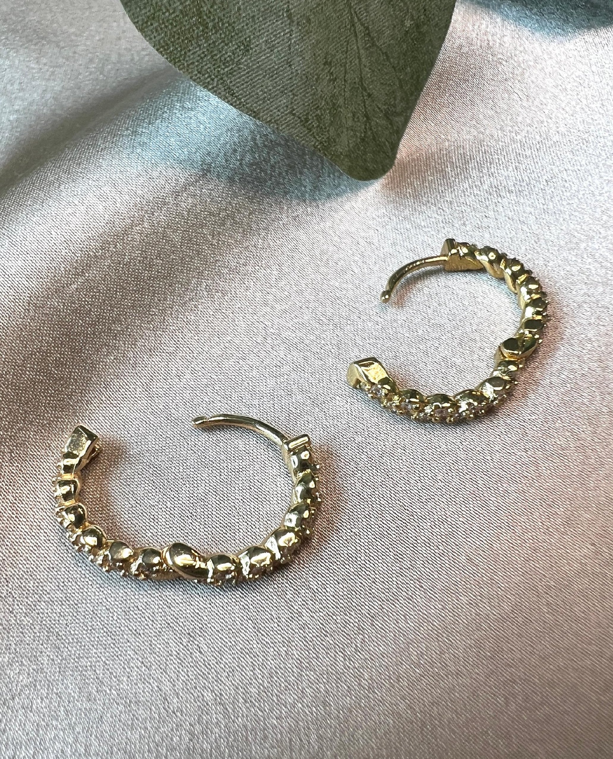 Funkelnde runde Creolen - Zeitlose Eleganz in Gold und Silber - 1,5 cm Durchmesser - Brautohrringe - Gold-Ohrringe-Schmuckblüte