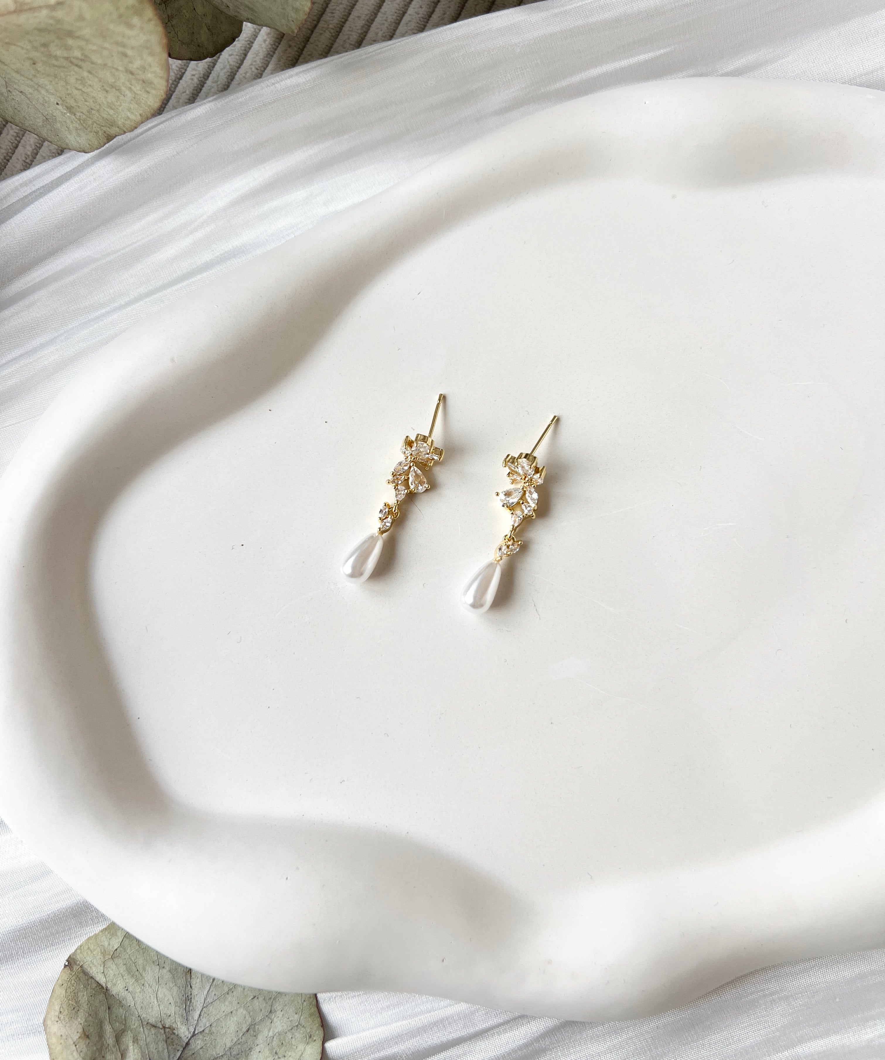 Hängende Perlenohrstecker mit ovalen weißen Perlen und funkelnden Zirkoniasteinen, moderne Brautohrringe, Gold oder Silber, Ohrringe fuer Frauen, Elegante Ohrstecker fuer die Braut, Brautjungfer oder Trauzeugin, hochwertiger Schmuck Hochzeit, Geschenk fuer Sie, Weihnachtsgeschenk Frauen, feiner Damenschmuck