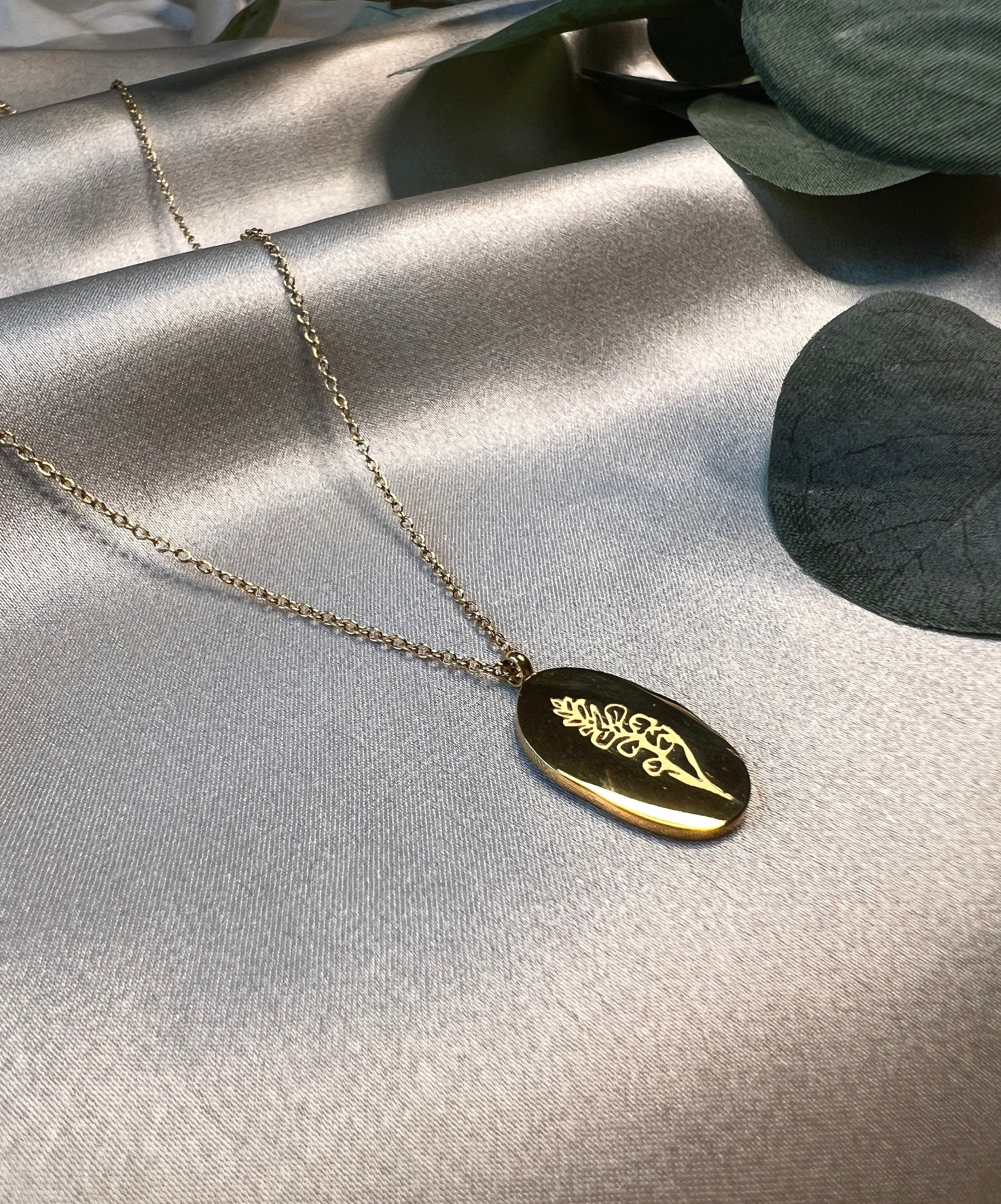 Geburtsblume Halskette, August, Geburtsmonat, Gladiola Blume, 18k Gold, wasserfest, Halskette für Frauen, Geschenk Trauzeugin-Halskette-Schmuckblüte