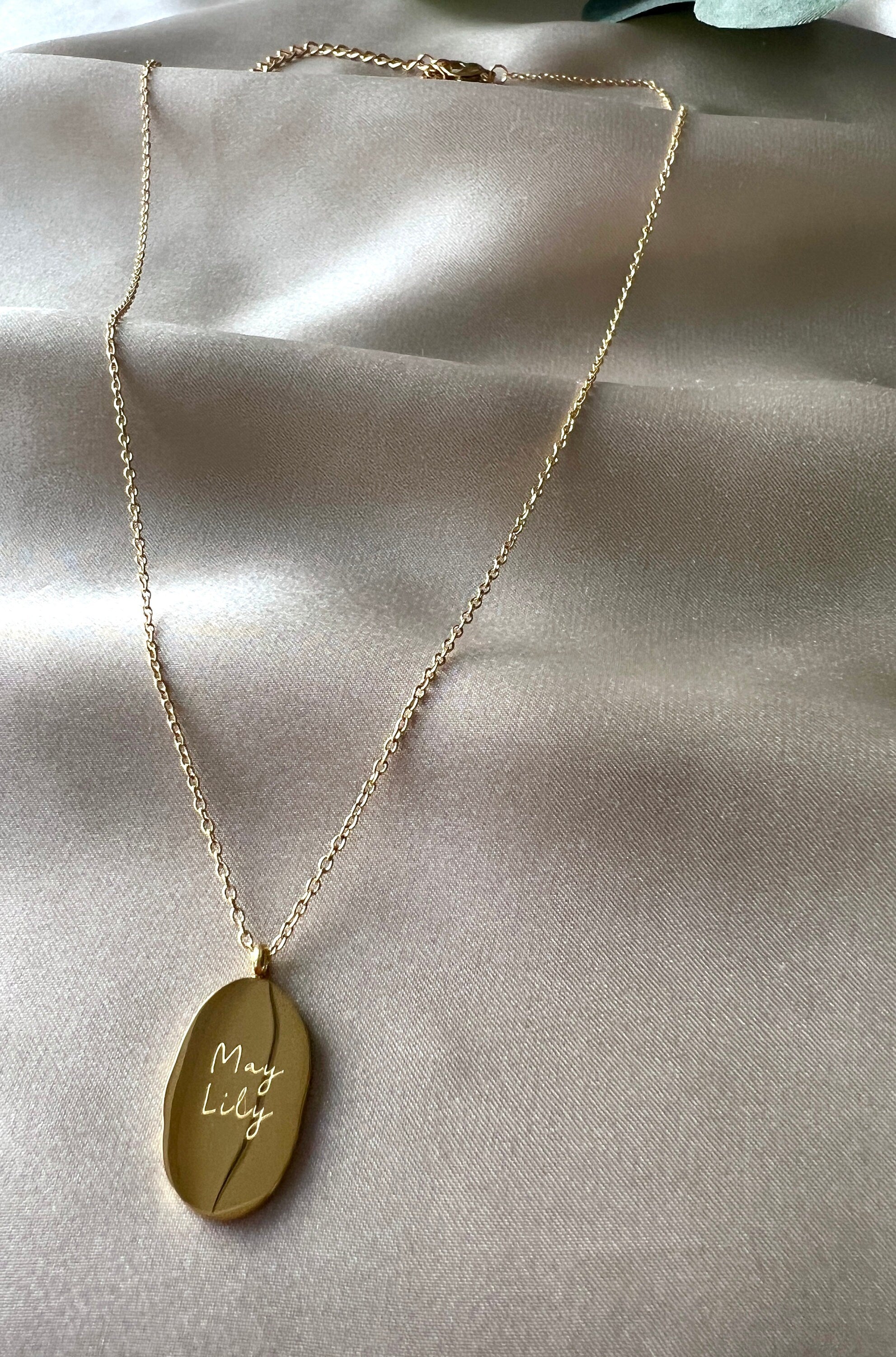 Geburtsblume Halskette, Mai, Geburtsmonat, Lilien Blume, 18k Gold, wasserfest, Halskette für Frauen, Geschenk Trauzeugin-Halskette-Schmuckblüte