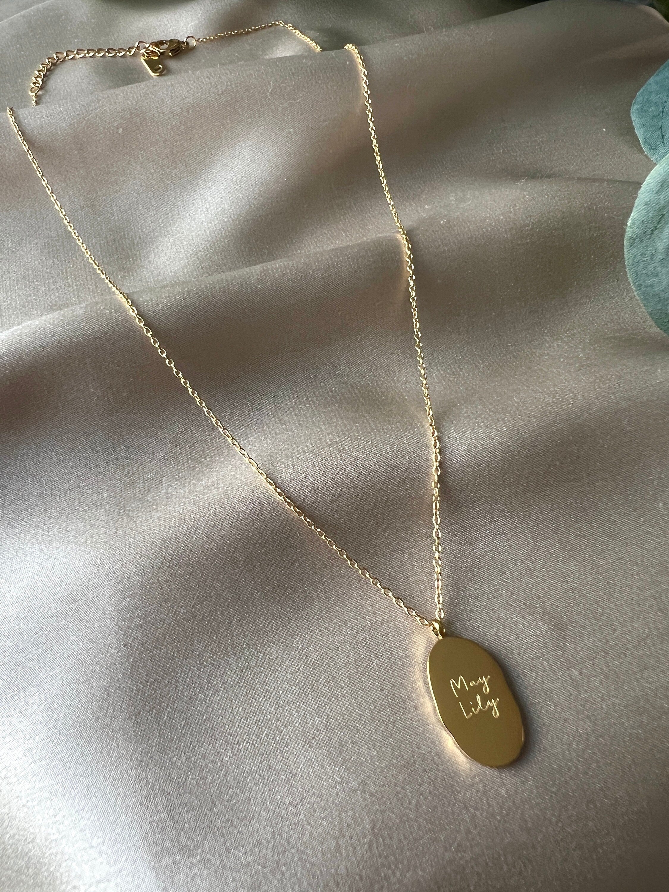 Geburtsblume Halskette, Mai, Geburtsmonat, Lilien Blume, 18k Gold, wasserfest, Halskette für Frauen, Geschenk Trauzeugin-Halskette-Schmuckblüte