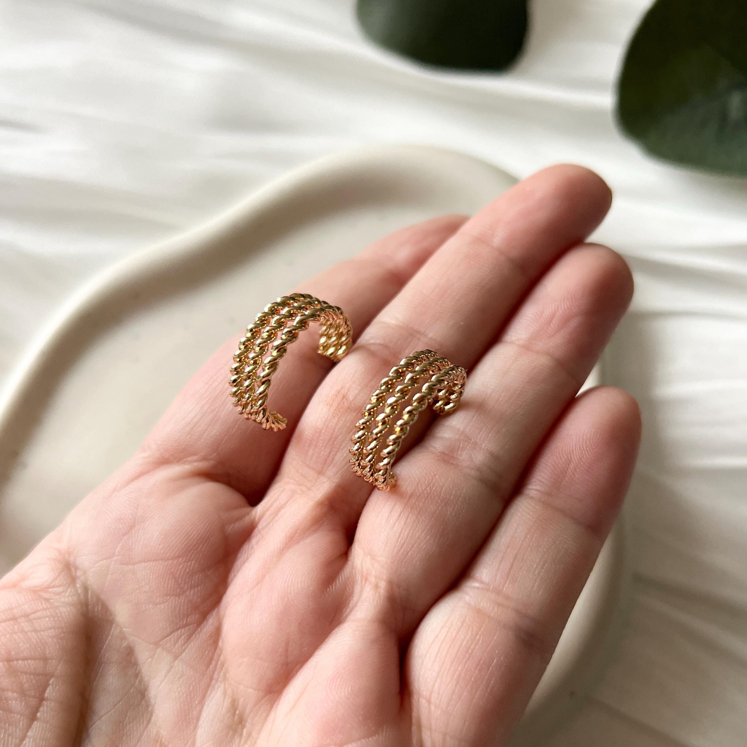 Creolen, Gold, gedreht, runde Ohrringe, moderner Schmuck, Ohrstecker, Ohrschmuck