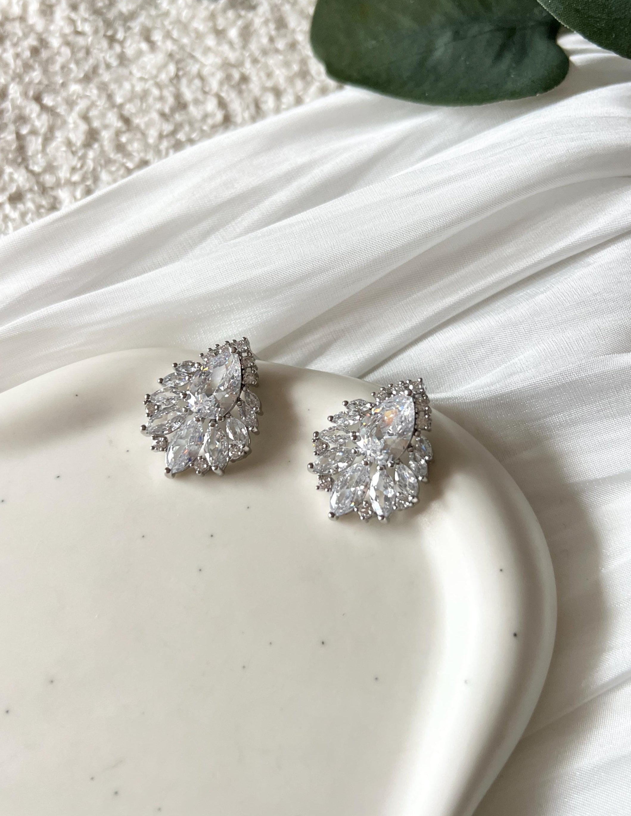 Funkelnde Ohrringe, Silber, Cubic Zirconia, auffallende Ohrstecker, Brautschmuck, glänzende Brautohrringe, eleganter Schmuck Standesamt, modern, Hochzeit