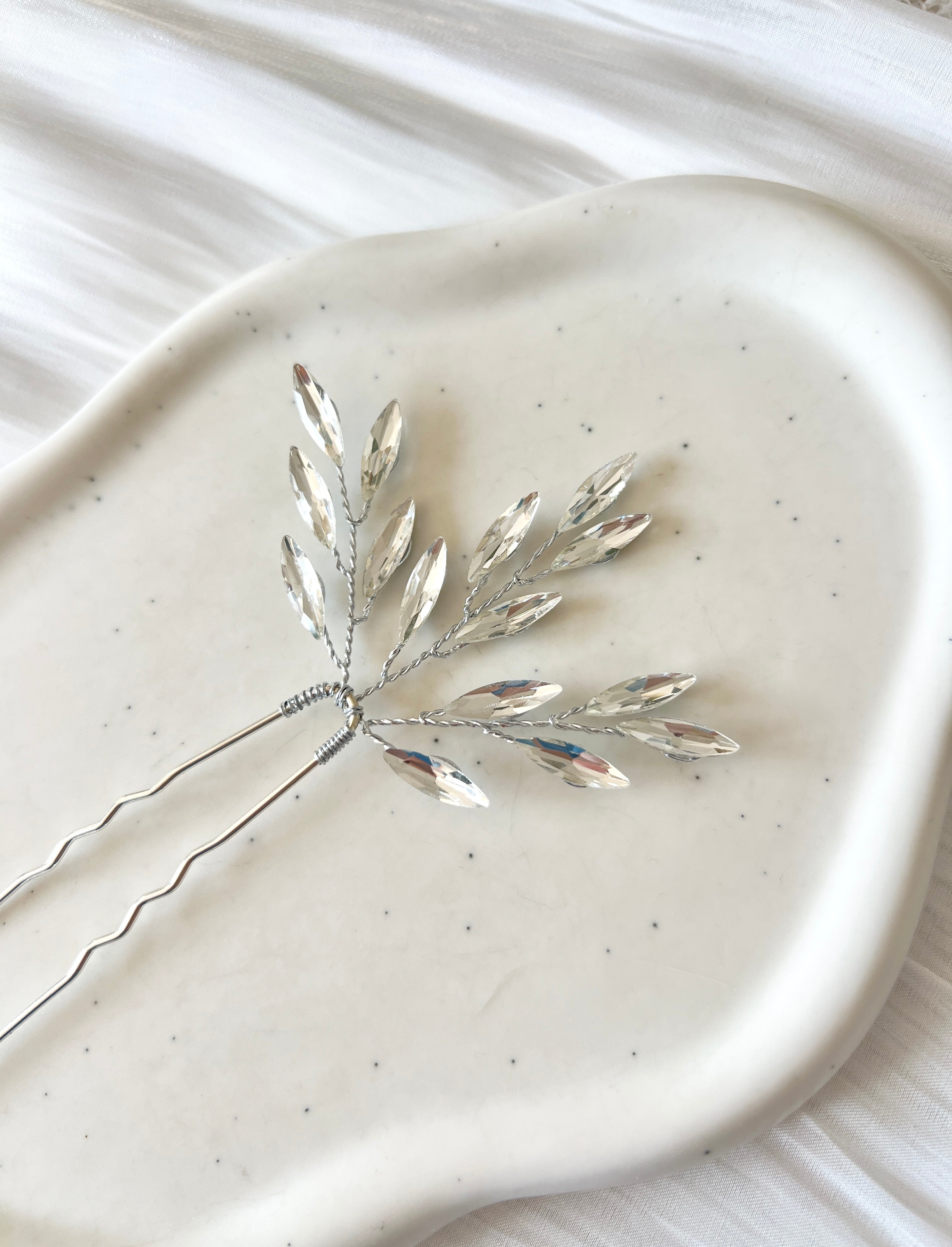 Haarnadel welche mit feinen laenglichen Strasssteinen verziert ist, Silber, Brauthaarschmuck, eleganter Haarschmuck, hochwertige glaenzende Haarspange, funkelnder Brautschmuck fuer die Brautfrisur, silberner Hochzeitsschmuck, Schmuck Hochzeit