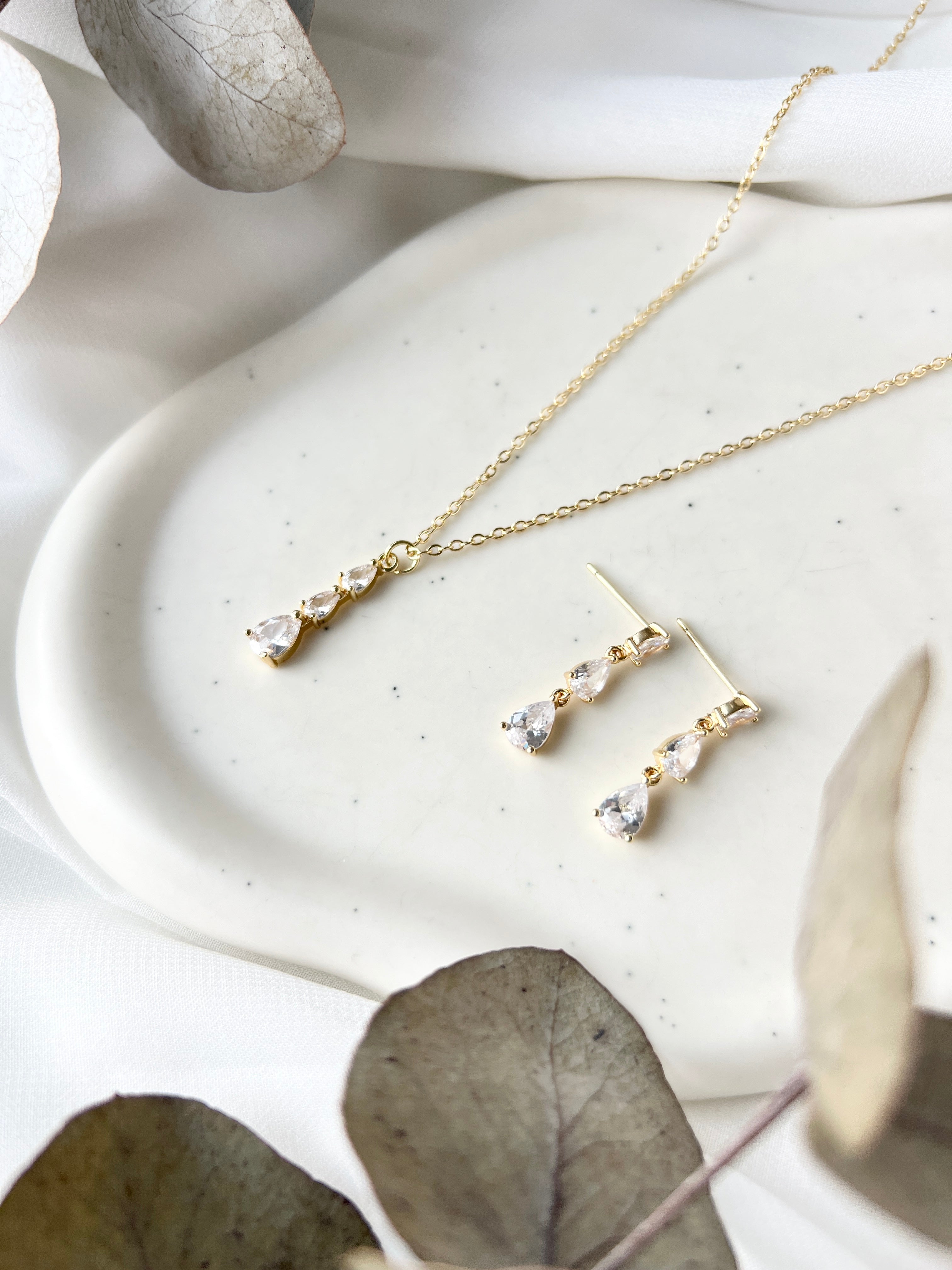 Schmuckset, Halskette und Ohrringe, feiner Hochzeitsschmuck, Brautschmuck, Brautohrringe und Brauthalskette, Damenschmuck, Schmuck Hochzeit, glaenzende Schmuckstuecke, Brautset, Brautjungfer, Geschenk fuer Sie, Geburtstagsgeschenk Frauen, goldener Schmuck, Weddinginspiration
