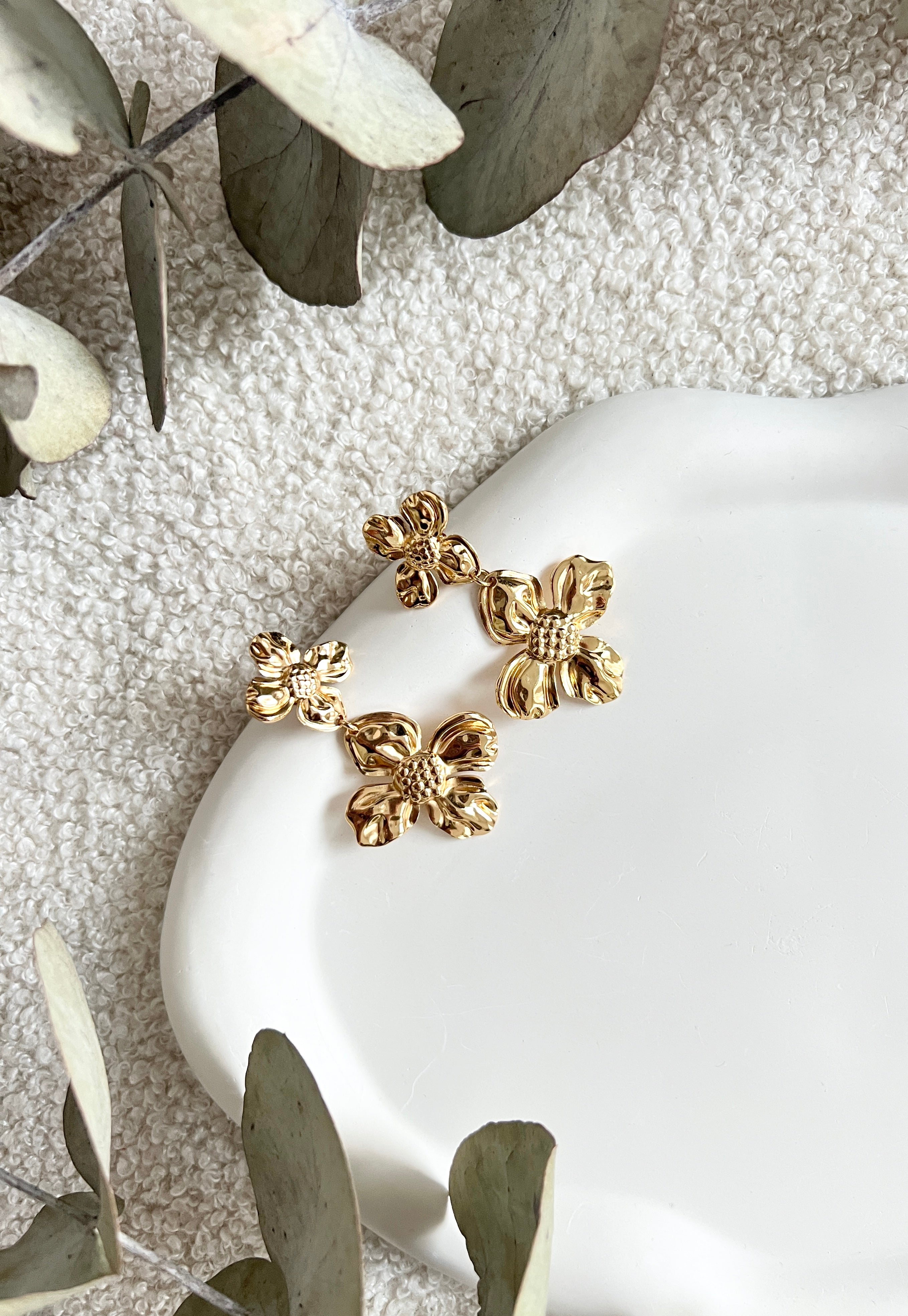 Goldene große Brautohrringe, moderne Ohrringe mit glaenzenden Blumen, feine Brautohrringe, Schmuck Hochzeit, lange Haengeohrringe, Ohrstecker, Brautjungfer, Damenschmuck, Ohrschmuck Frauen, eleganter Brautschmuck, Schmuckbuete