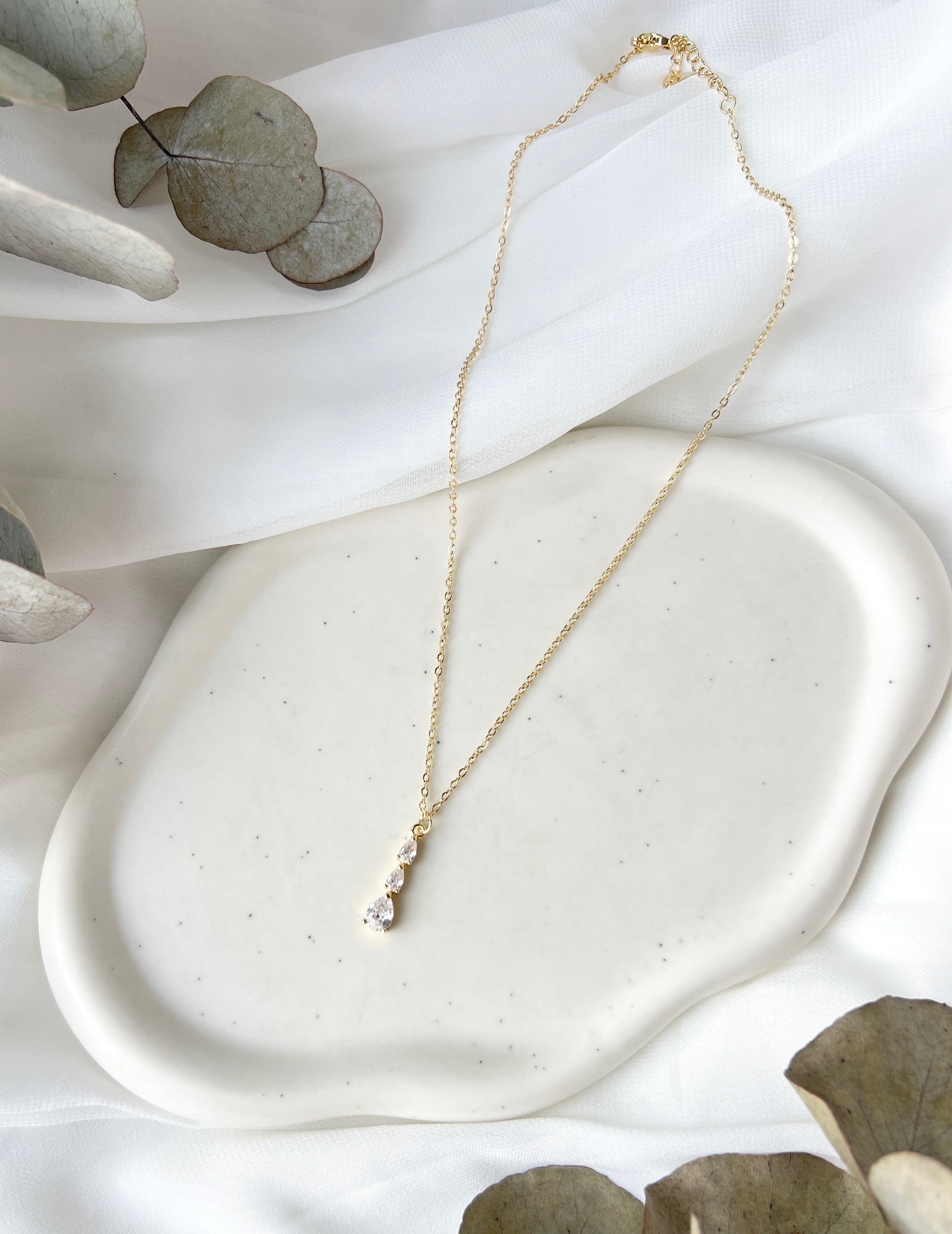 Feine Halskette, goldener Brautschmuck, Brauthalskette, Edelstahl, verstellbare Laenge, Hochzeitsschmuck, Gold, funkelnder Cubic Zirconia Anhaenger, elegante Kette, Hochzeit, Schmuck, Damenschmuck, Geschenk für Sie, Frauenschmuck, Weddinginspiration