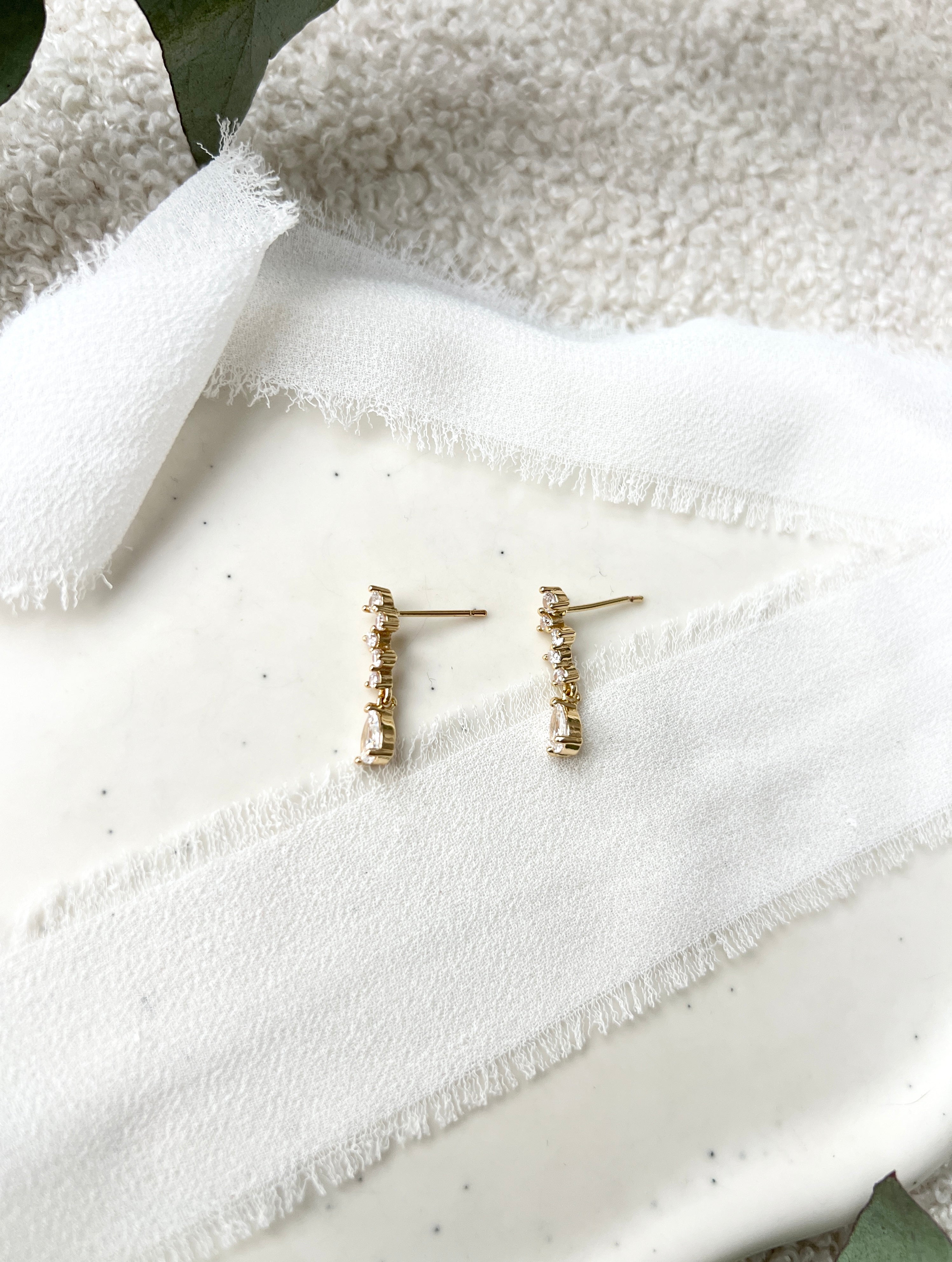 Feine baumelnde Ohrstecker, Ohrringe fuer die Braut, Gold, goldene Brautohrringe, eleganter Brautschmuck, Brautmode, Weddinginspiration, Bride to be, Hochzeit, hochwertiger Hochzeitsschmuck, Brautjungfer, Trauzeugin, Geschenk für Sie, Damenschmuck, Schmuck fuer Frauen, Valentinstag, Geburtstagsgeschenk