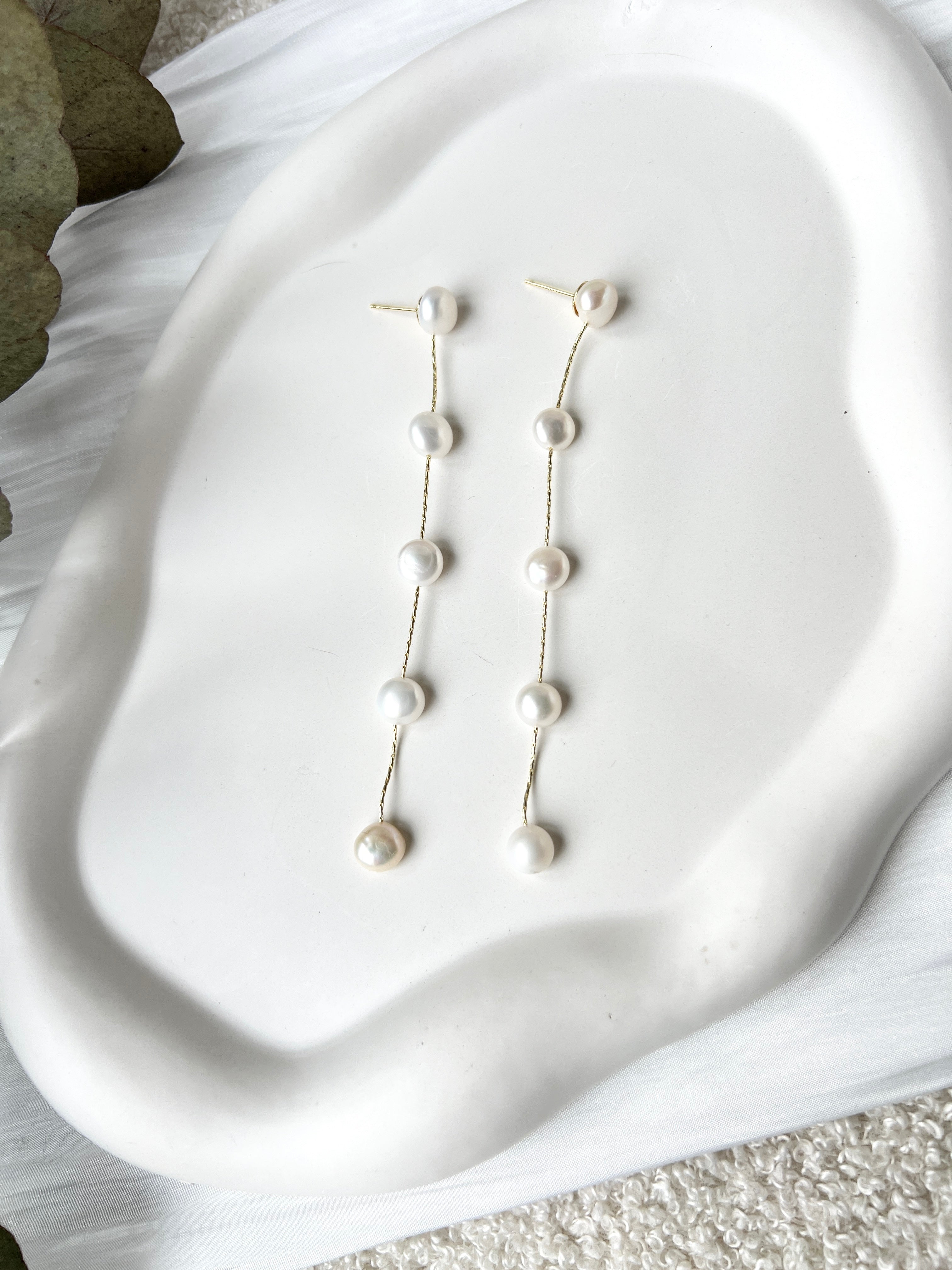 lange Perlenohrringe, Brautschmuck in Silber oder Gold, weiße Perlen, feine Brautohrringe, moderne Ohrringe Standesamt, Perlenschmuck, Schmuck Hochzeit, elegante Hängeohrringe