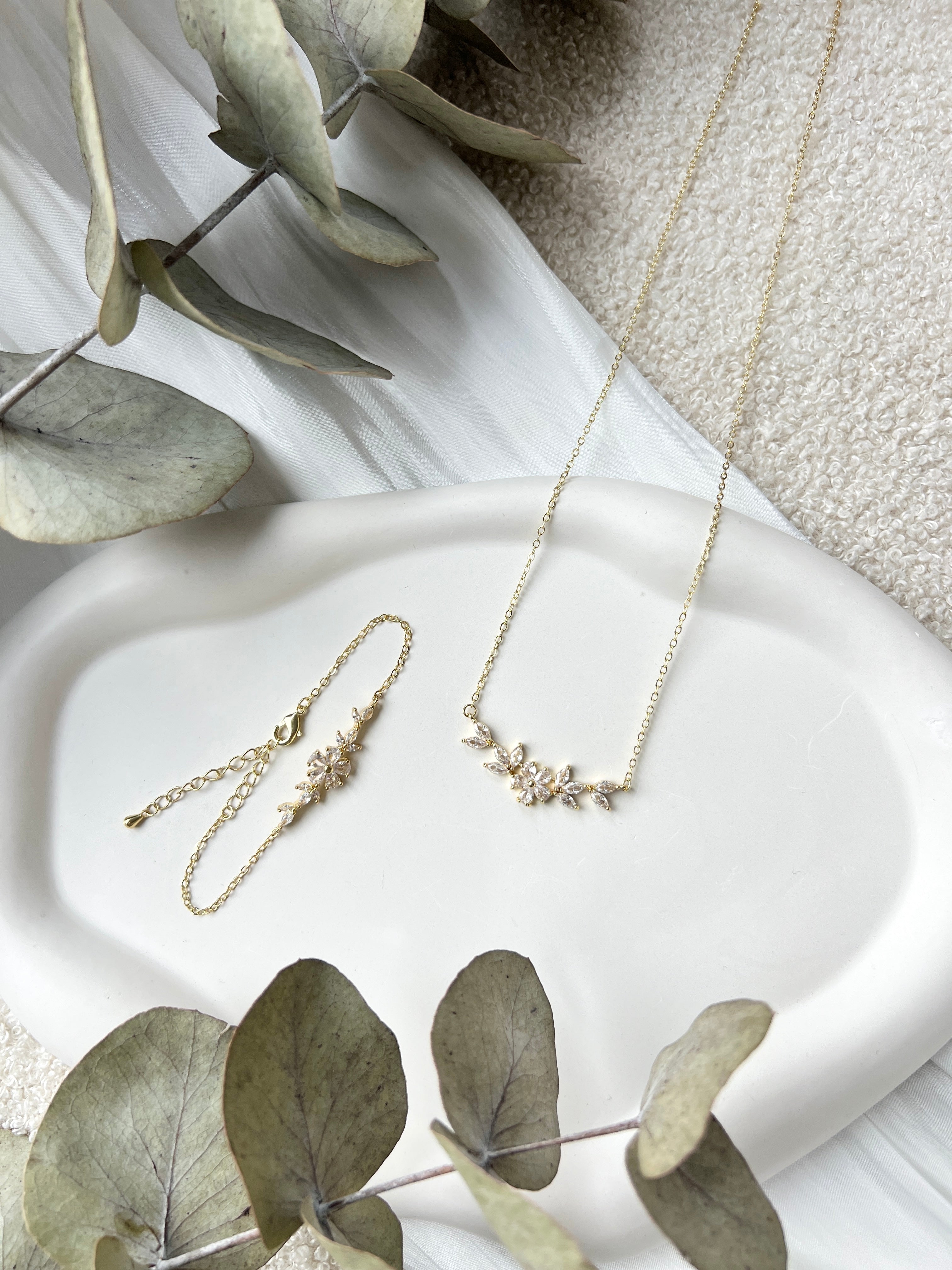 Schmuckset, Armband und Halskette mit funkelnden Steinen aus Glas, Silber oder Gold, feiner Brautschmuck, elegantes Brautarmband, edele Halskette, Schmuck fuer Sie, Geschenk Frauen, Hochzeit, glaenzender Armschmuck, Brautjungfer, Weihnachtsgeschenk, Perlenarmband, Perlenschmuck, Damenschmuck