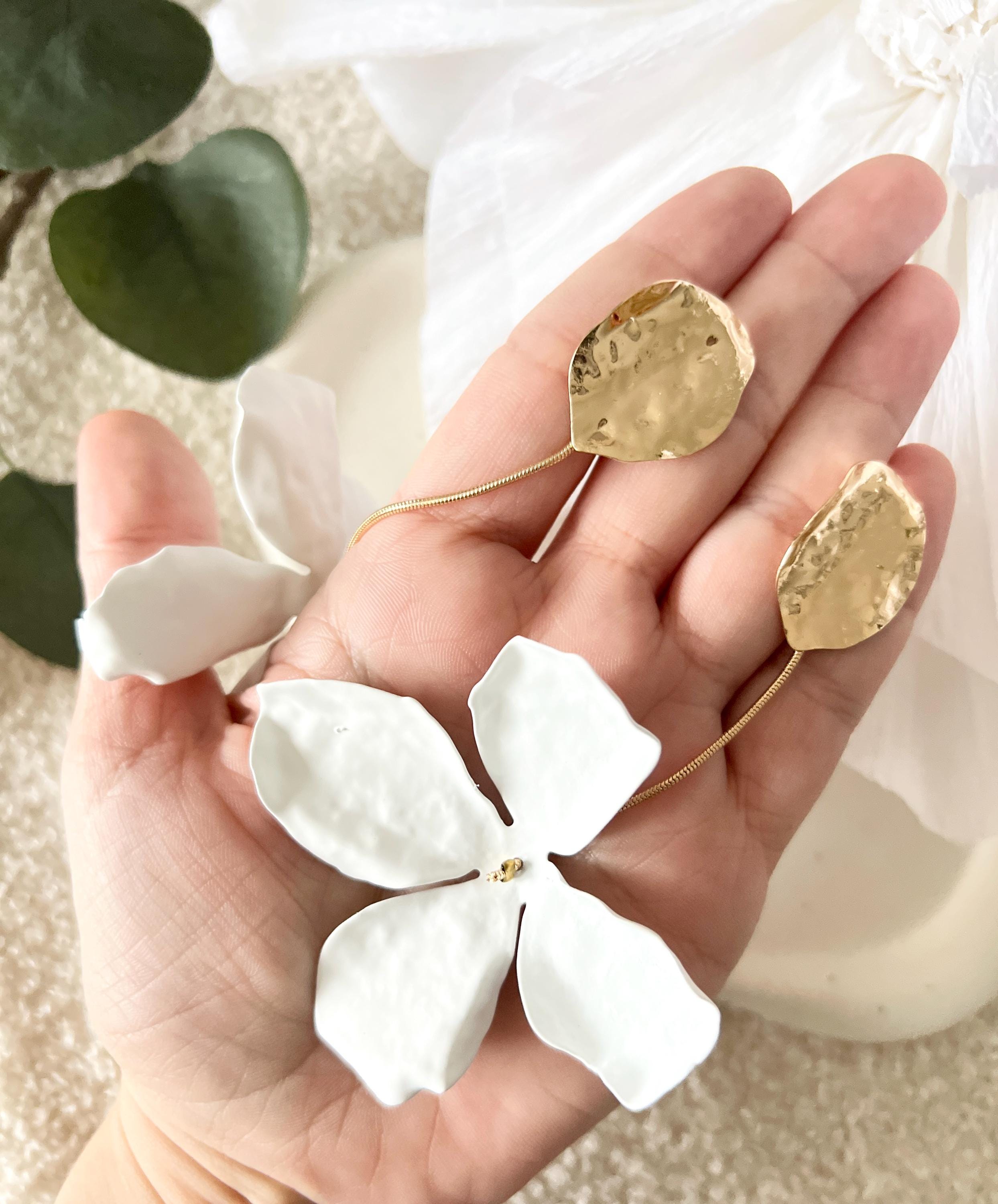 moderne lange Hängeohrringe, Braut Ohrringe, Brautschmuck, große weiße Blätter, Gold Details, Ohrstecker Standesamt, elegante Brautohrringe