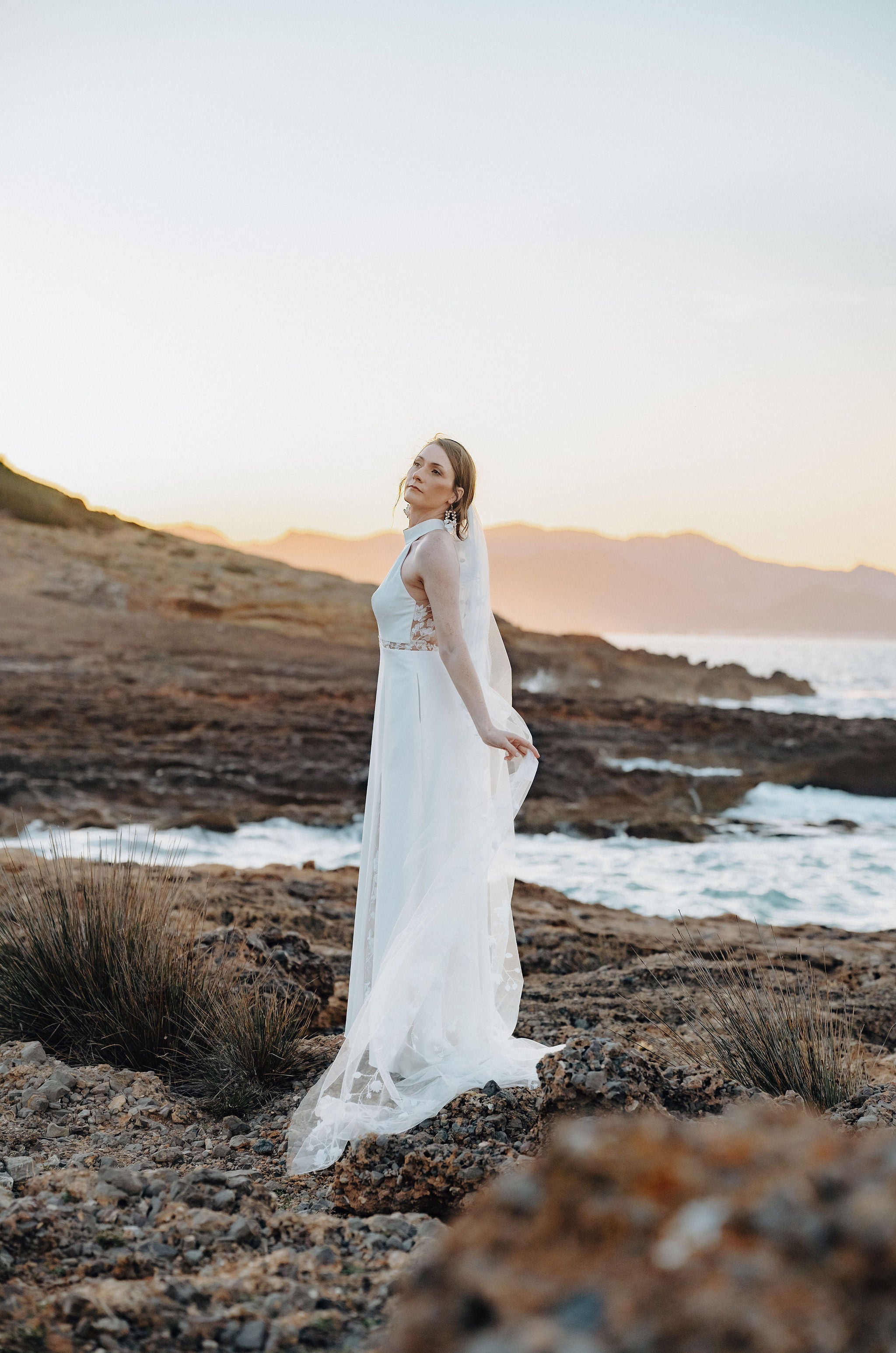 feine Brautohrringe, Gold oder Silber, Weiße Blueten und Perlen, grosse Ohrringe, eleganter Brautschmuck, Brautjungfer, Trauzeugin, Schmuck Hochzeit