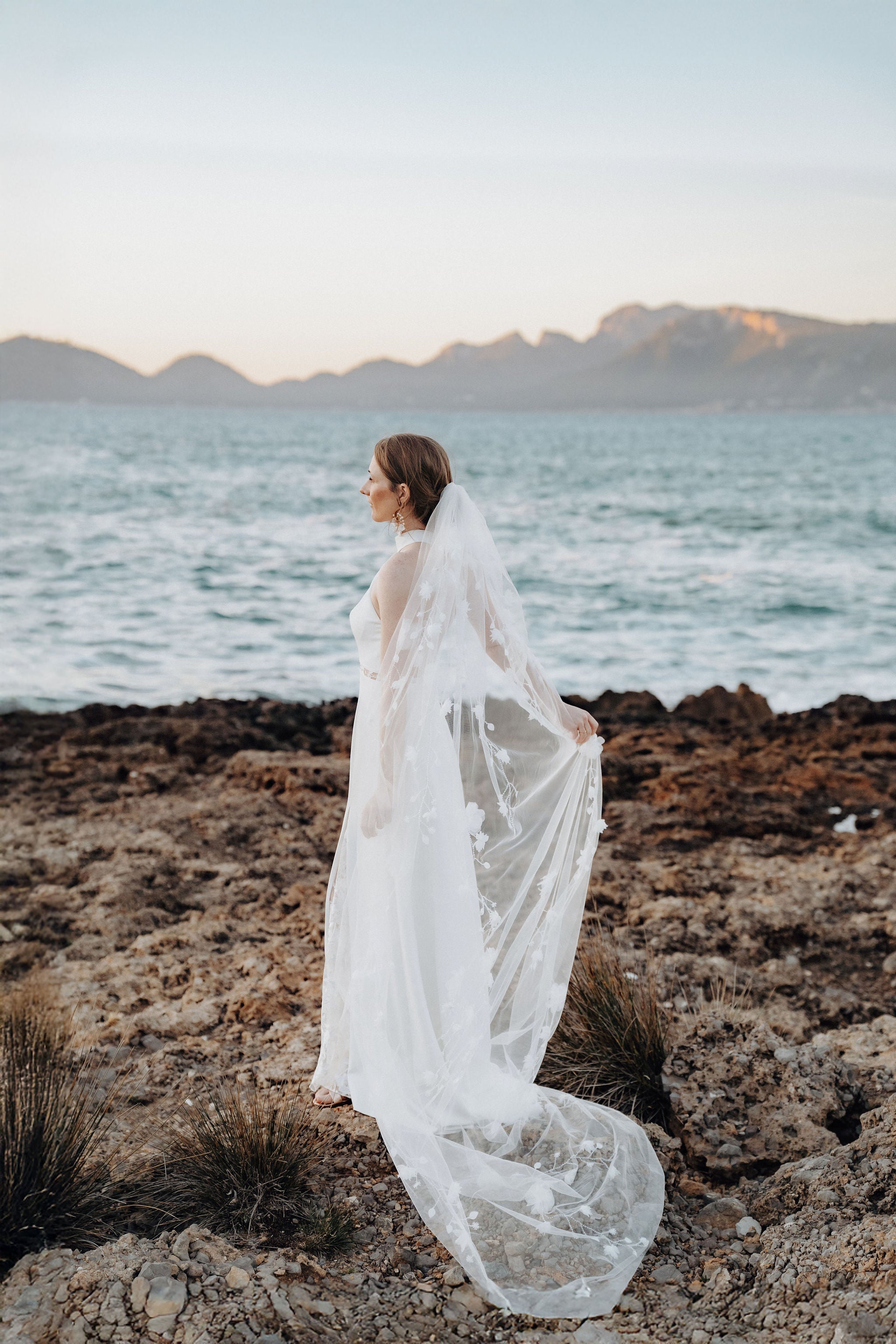 feine Brautohrringe, Gold oder Silber, Weiße Blueten und Perlen, grosse Ohrringe, eleganter Brautschmuck, Brautjungfer, Trauzeugin, Schmuck Hochzeit