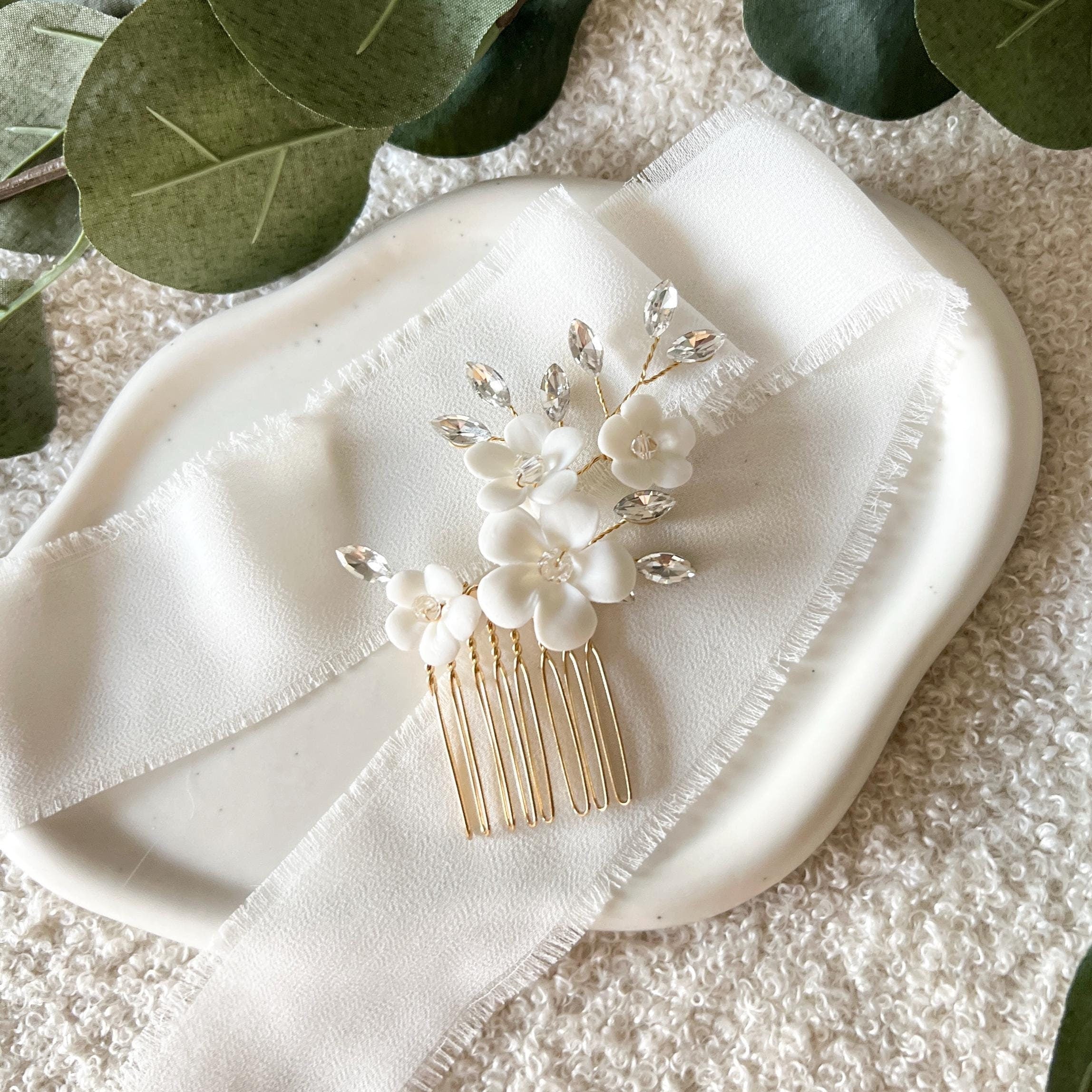 Haarkamm, Gold, weiße Blumen, goldener Schmuck Hochzeit, Keramikblüten, glänzende Strasssteine, transparente Perlen, Haarschmuck Brautjungfer, Brautschmuck, Schmuckbluete