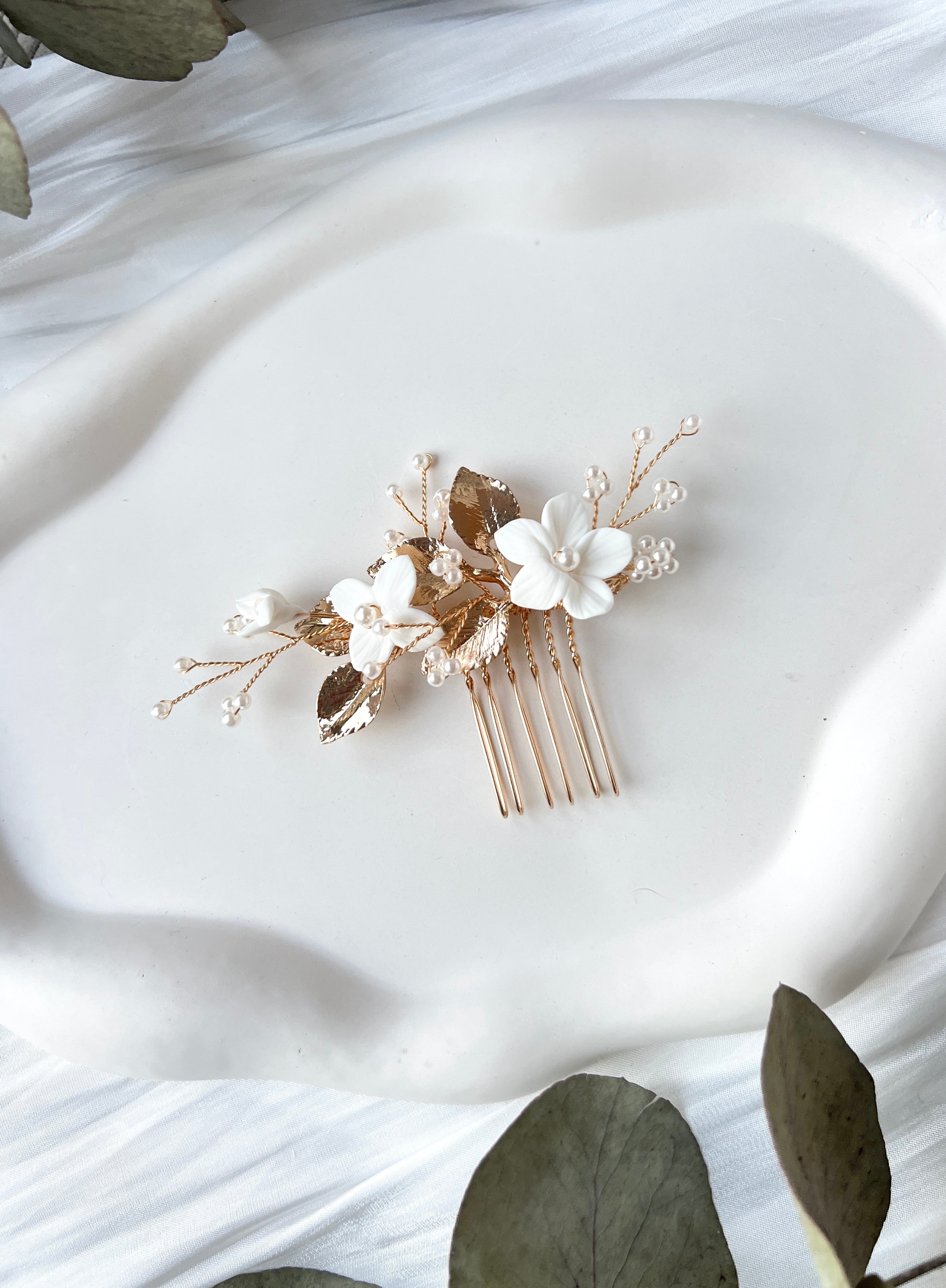 Haarschmuck mit weißen Blumen, feinen Perlen und glaenzenden Goldenen Blättern, Gold, Haarkamm, Brautfrisur, Blueten, Brautschmuck, Hochzeit, Brauthaarschmuck, Perlenschmuck