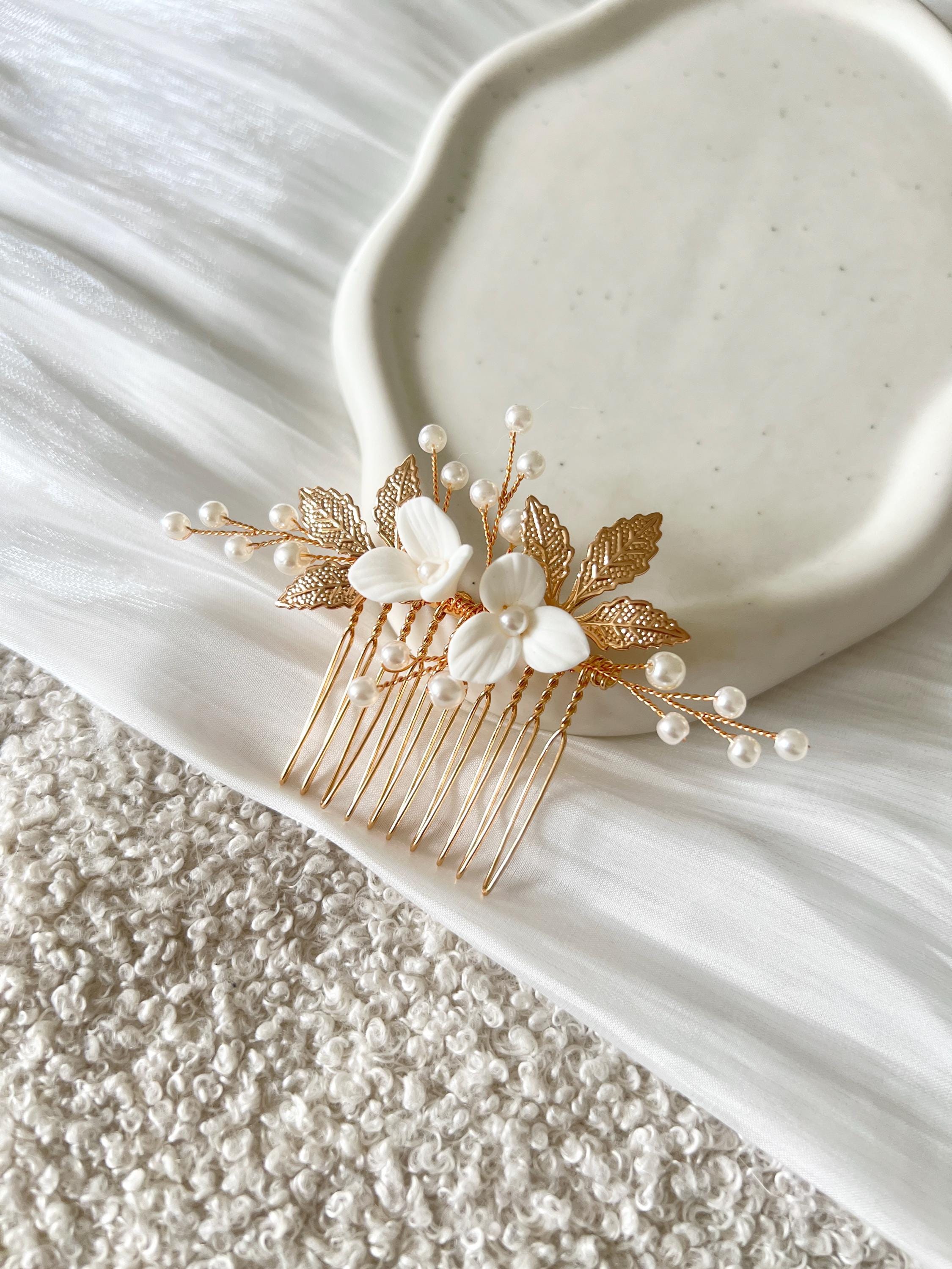 Haarschmuck mit weißen Blüten, warmes Gold, Roségold, Perlen, Braut, Haarkamm, Brautschmuck, Trauzeugin, Brautjungfer, Schmuck Hochzeit, feiner Perlenschmuck