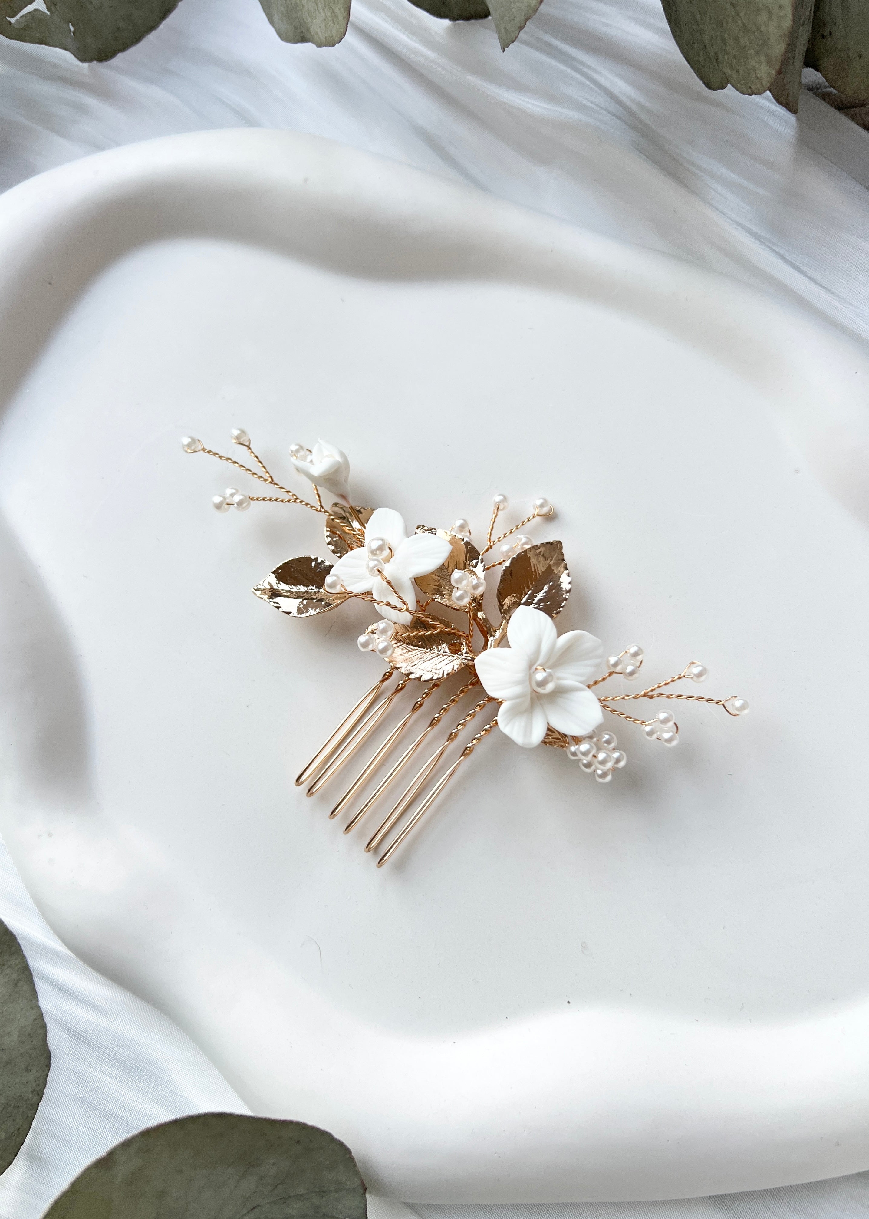 Haarschmuck mit weißen Blumen, feinen Perlen und glaenzenden Goldenen Blättern, Gold, Haarkamm, Brautfrisur, Blueten, Brautschmuck, Hochzeit, Brauthaarschmuck, Perlenschmuck