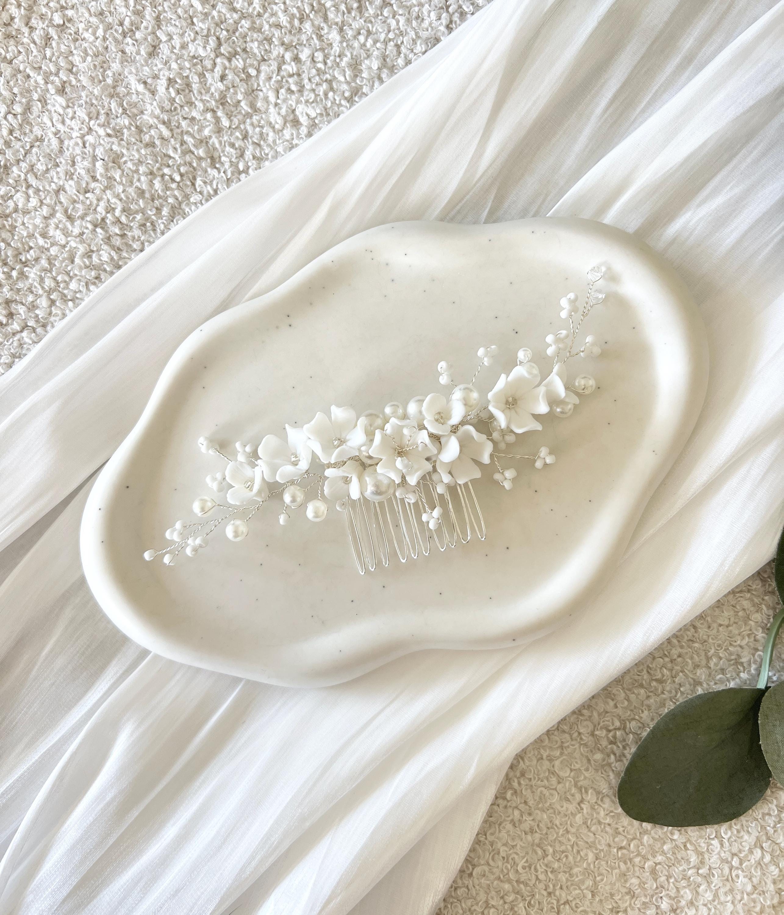 Haarkamm mit zarten Keramikblumen, weiße Blueten und Perlen, Perlenschmuck Hochzeit, Brauthaarschmuck, silberner Haarschmuck, Brautfrisur Brauthaarkamm, Schmuckbluete