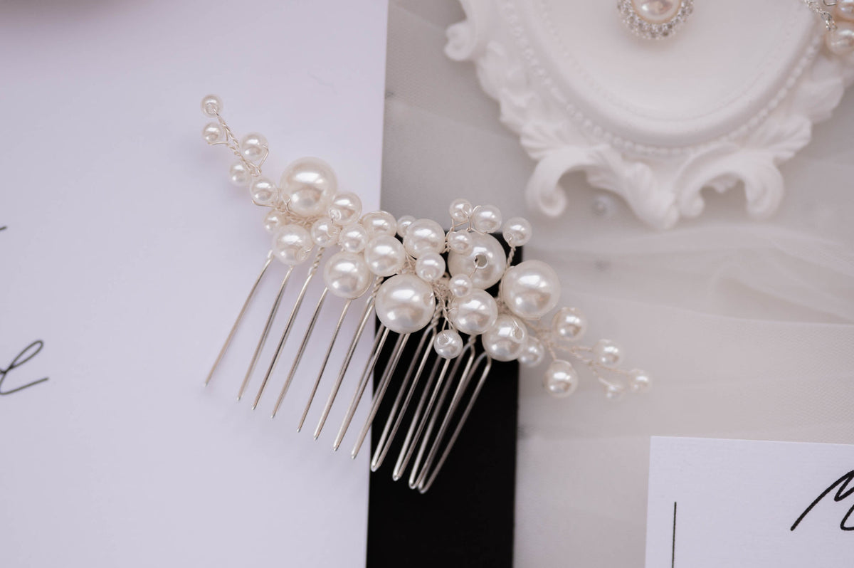 Braut, Haarschmuck, eleganter Haarkamm mit weißen Perlen, Silber, Hochzeit, Schmuck, Brautschmuck, Perlenschmuck, moderner Brauthaarschmuck, feiner Perlenhaarkamm, Hochzeitsschmuck fuer die Brautfrisur