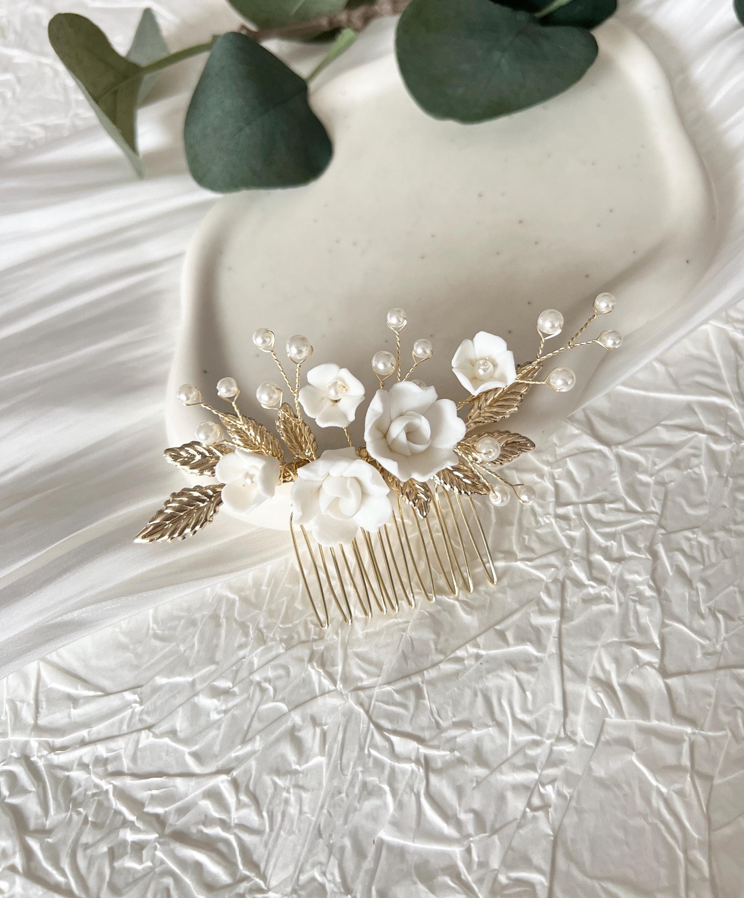 Feiner Haarkamm mit weissen Keramikblueten, Brauthaarschmuck, Gold, weisse Blumen, eleganter Brautschmuck, Brautfrisur, Weddinginspiration, Schmuck Hochzeit, Hochzeitsschmuck