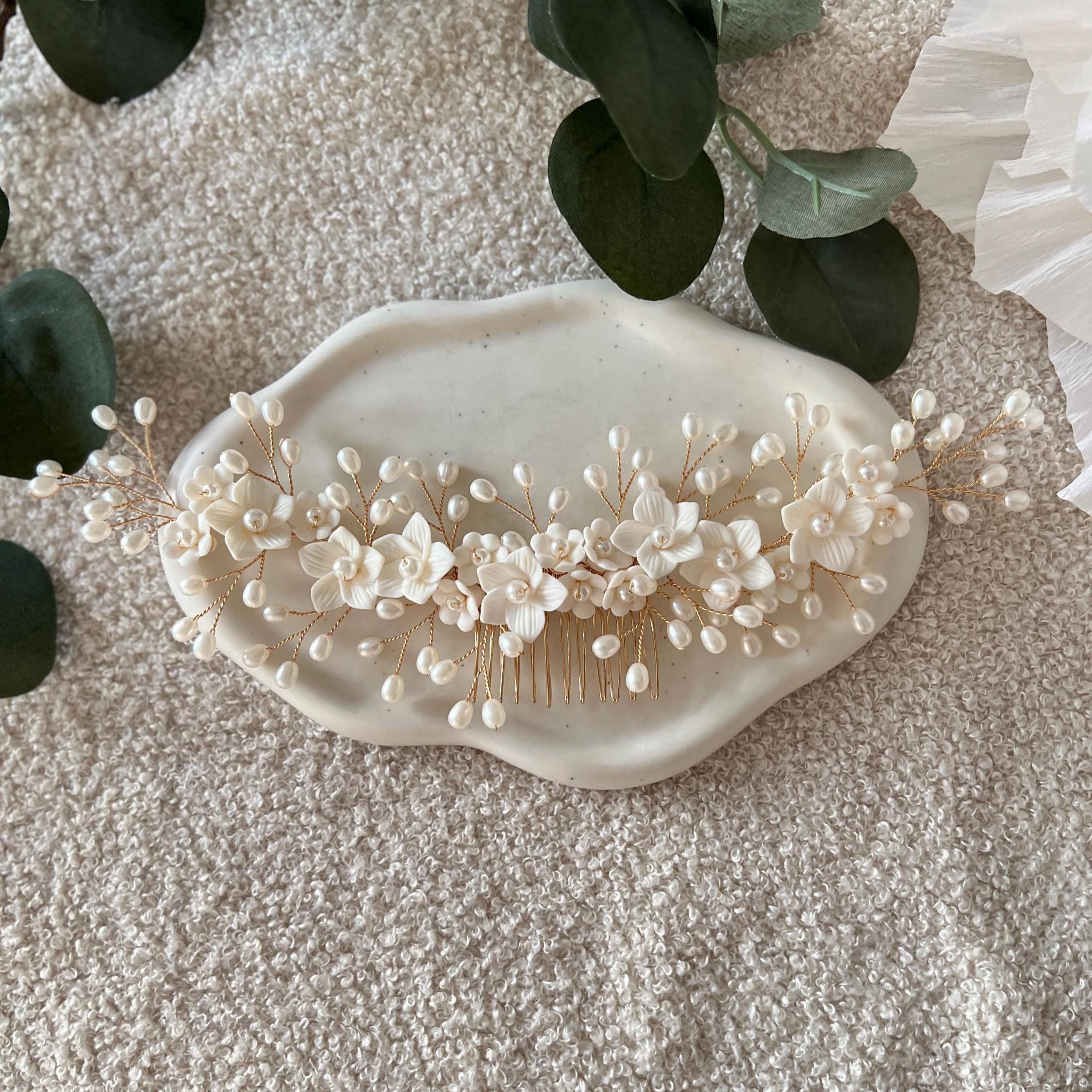 Haarschmuck, Keramik, weiße Blumen, Gold, Perlen, Perlenschmuck, Haarkamm Braut, Brautschmuck, Brauthaarschmuck, Schmuck Hochzeit