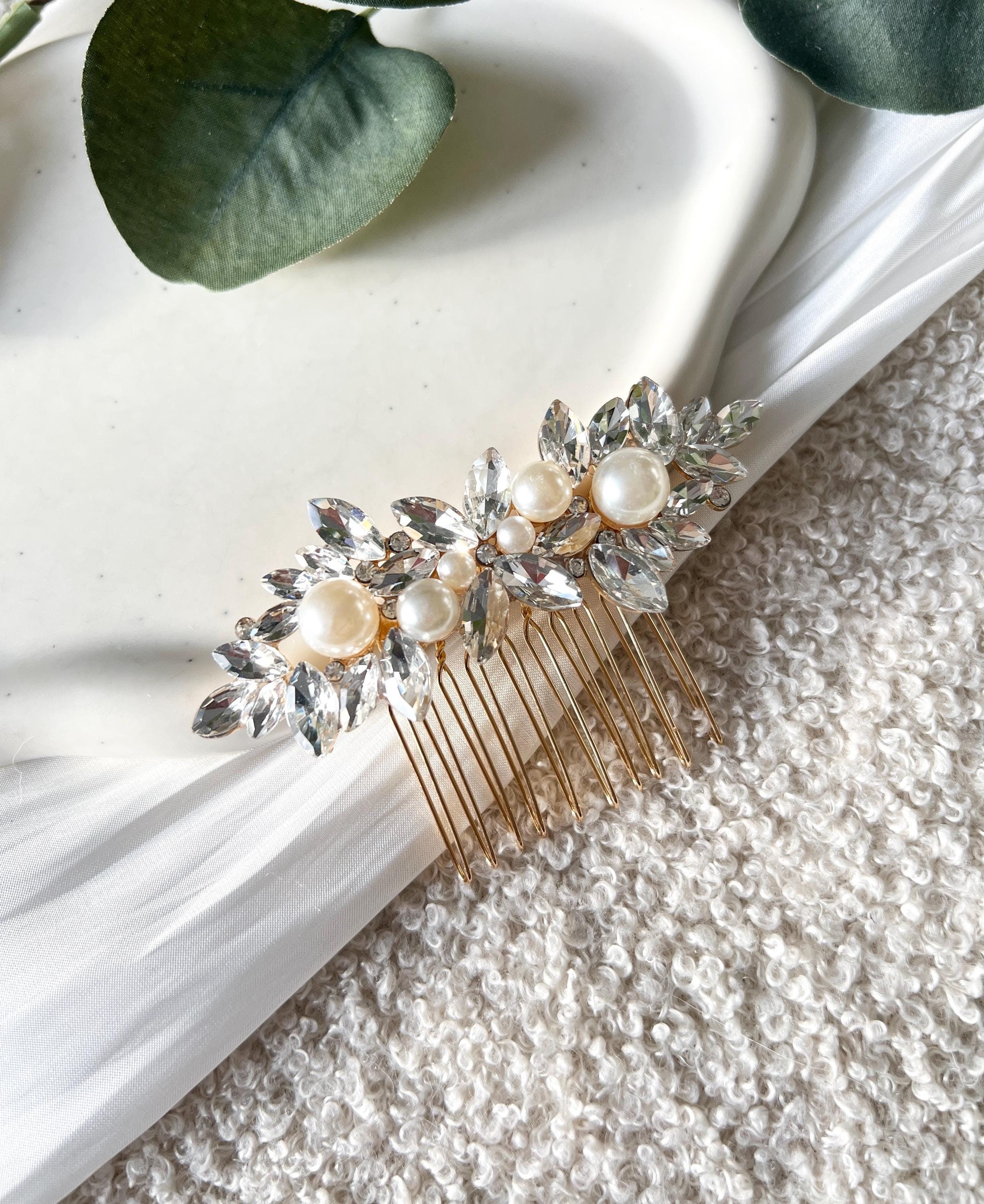 Haarkamm, weiße Perlen, glänzende Strasssteine, Brautschmuck, Haarnadel, eleganter Haarschmuck, Hochzeit, Brautfrisur, Schmuckbluete