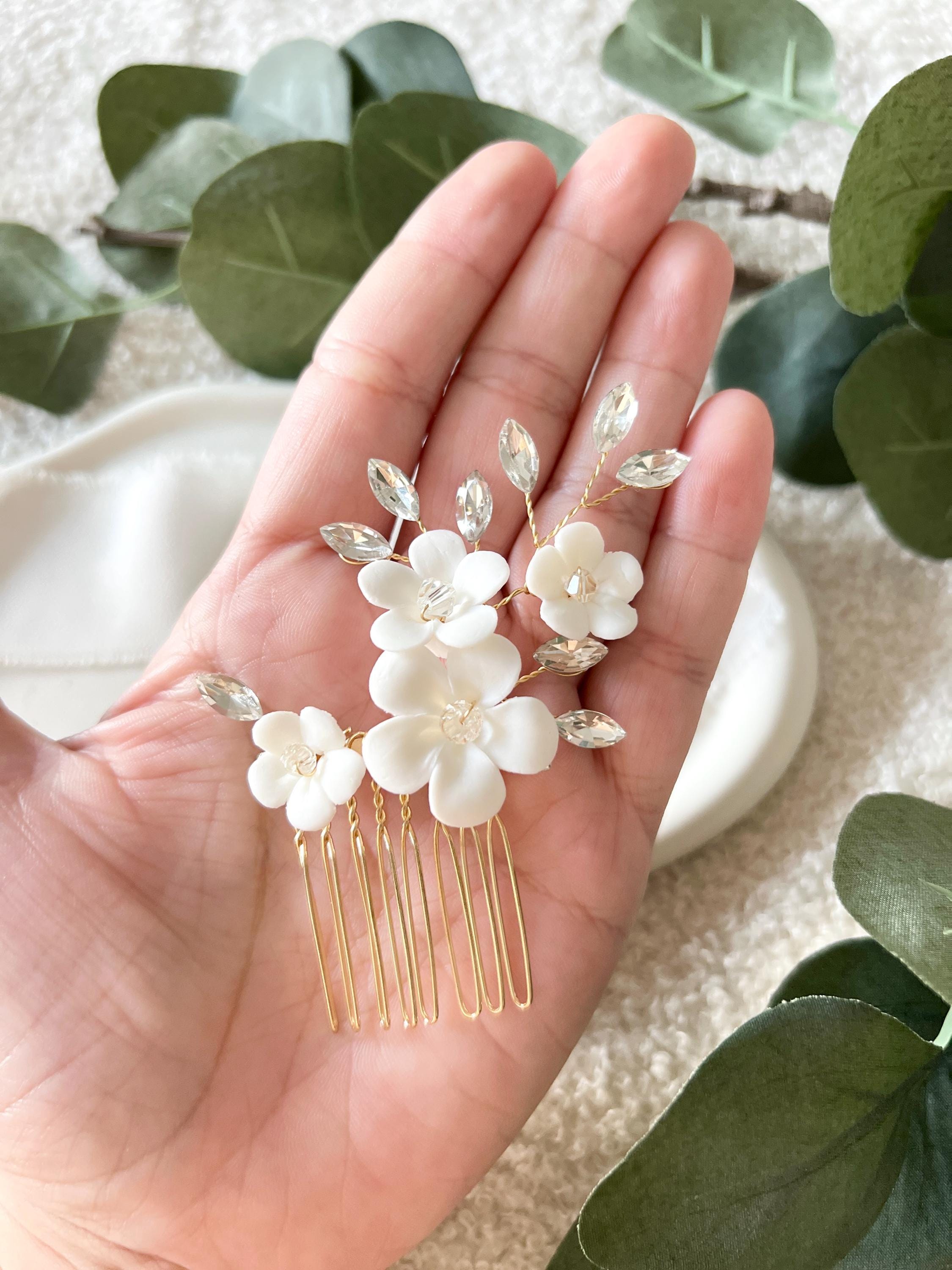 Haarkamm, Gold, weiße Blumen, goldener Schmuck Hochzeit, Keramikblüten, glänzende Strasssteine, transparente Perlen, Haarschmuck Brautjungfer, Brautschmuck, Schmuckbluete