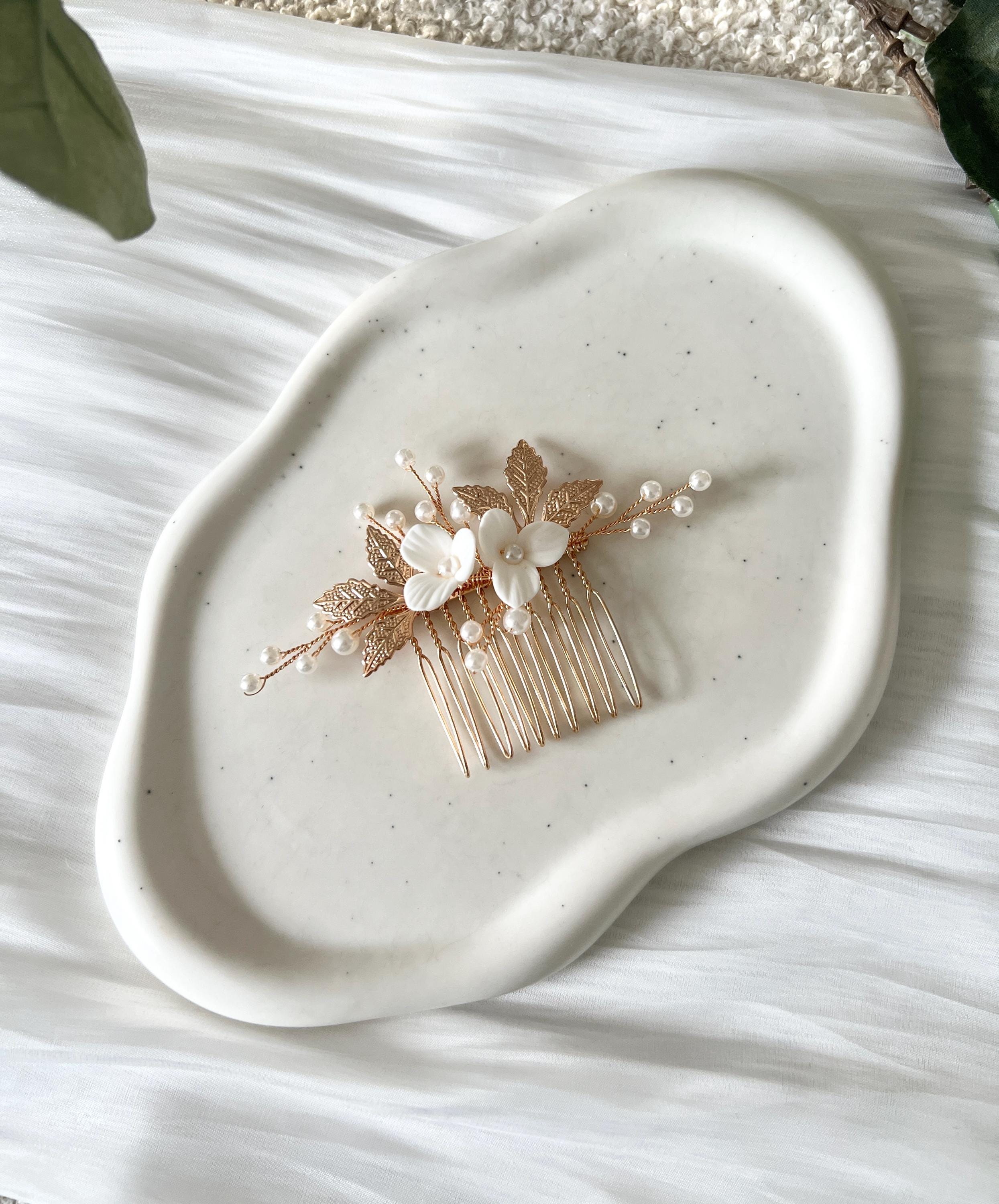 Haarschmuck mit weißen Blüten, warmes Gold, Roségold, Perlen, Braut, Haarkamm, Brautschmuck, Trauzeugin, Brautjungfer, Schmuck Hochzeit, feiner Perlenschmuck