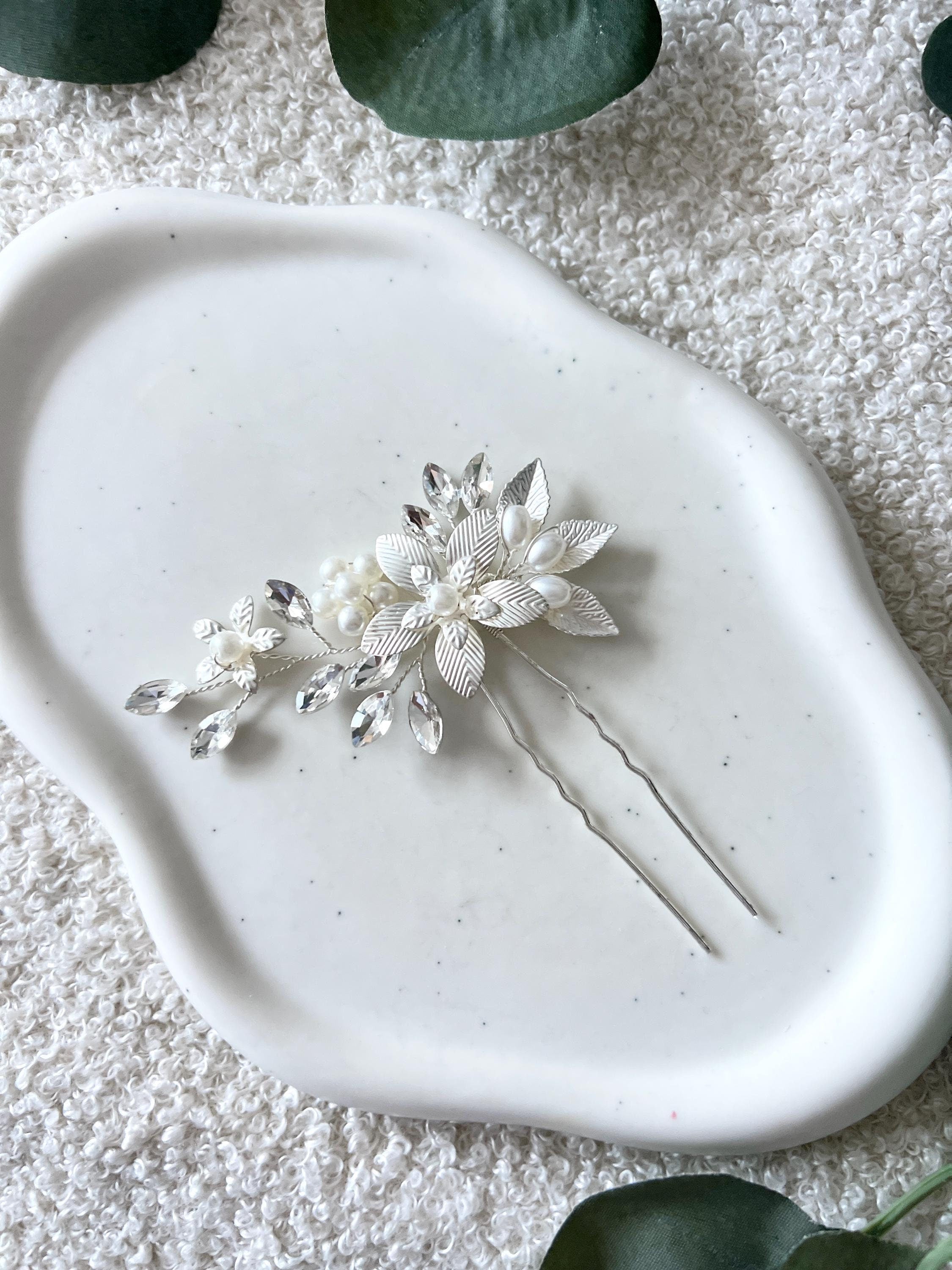 Haarnadel, Silber, glänzende Strass Steine, Perlenschmuck, weiße Perlen, Blumen und Blätter, Haarspange, Brautschmuck, Brautfrisur Standesamt, silberner Haarschmuck