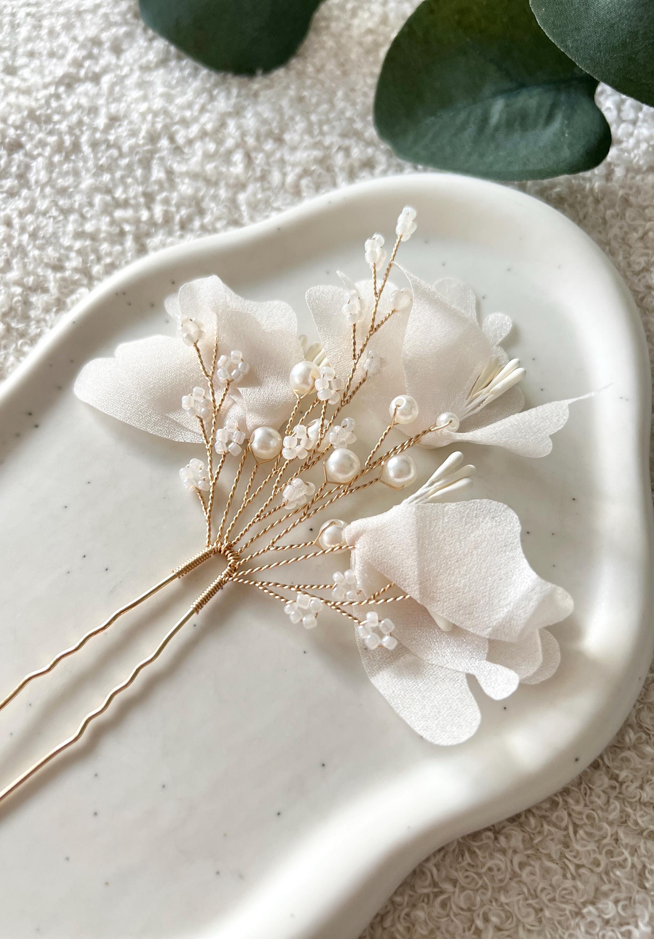 Haarnadel, gold, Blütenblätter, feine weisse Perlen, Brautschmuck, Hochzeit, Hochzeitsschmuck, eleganter Brauthaarschmuck