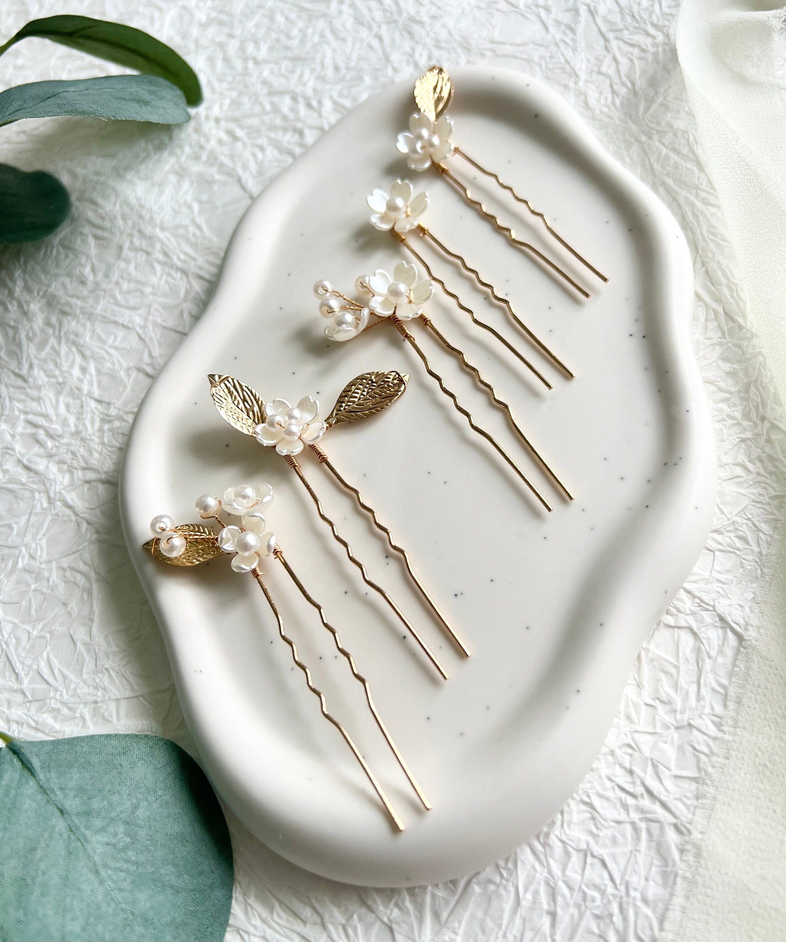 Haarnadeln Braut, Set 5 Stück, Gold oder Silber, der Haarschmuck ist mit feinen weißen Perlen und Blüten in Perlmuttoptik verziert, Brautschmuck für die Haare, Brauthaarschmuck, Schmuck Hochzeit, Perlenschmuck, elegante Blumen, Schmuckbluete