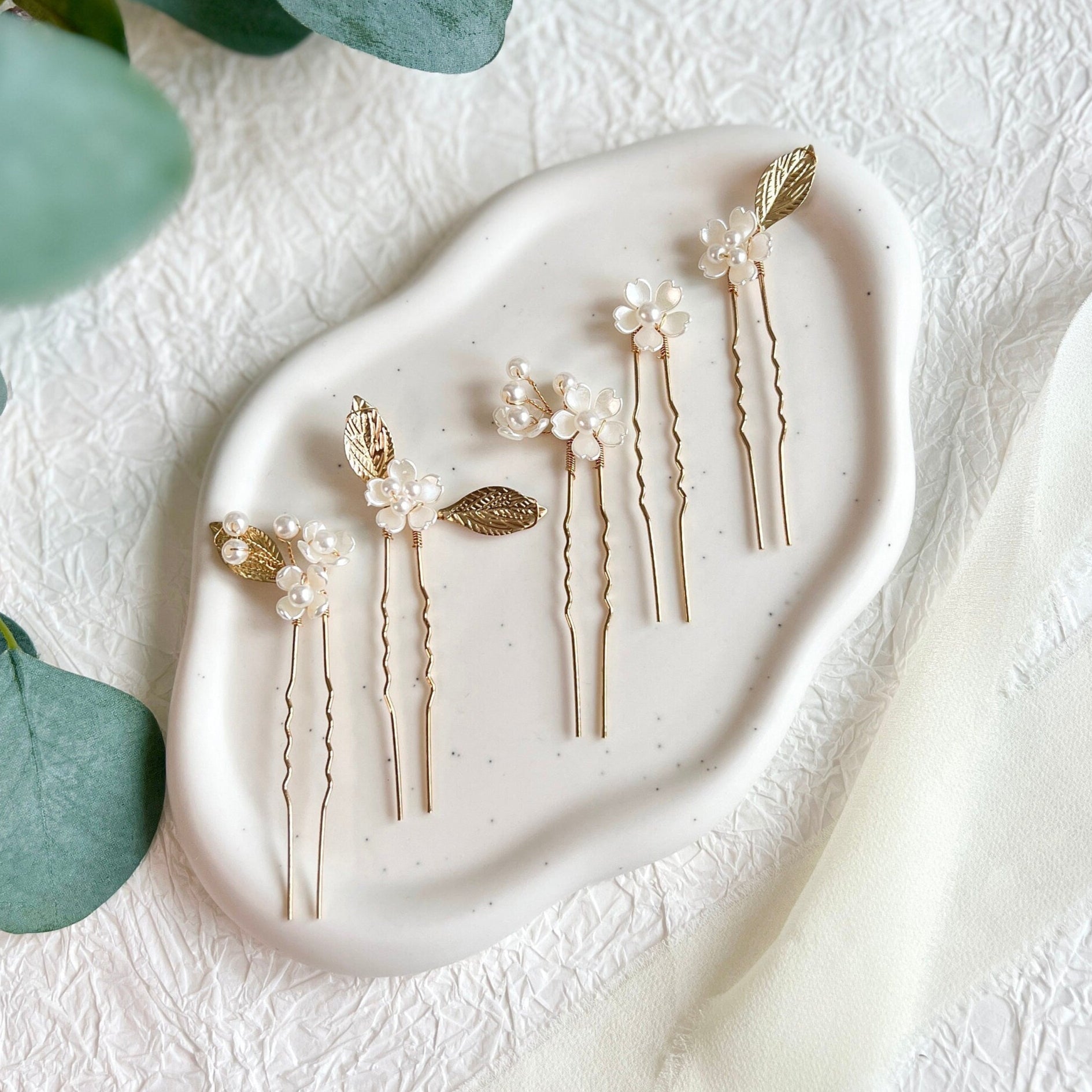 Haarnadeln Braut, Set 5 Stück, Gold oder Silber, der Haarschmuck ist mit feinen weißen Perlen und Blüten in Perlmuttoptik verziert, Brautschmuck für die Haare, Brauthaarschmuck, Schmuck Hochzeit, Perlenschmuck, elegante Blumen, Schmuckbluete