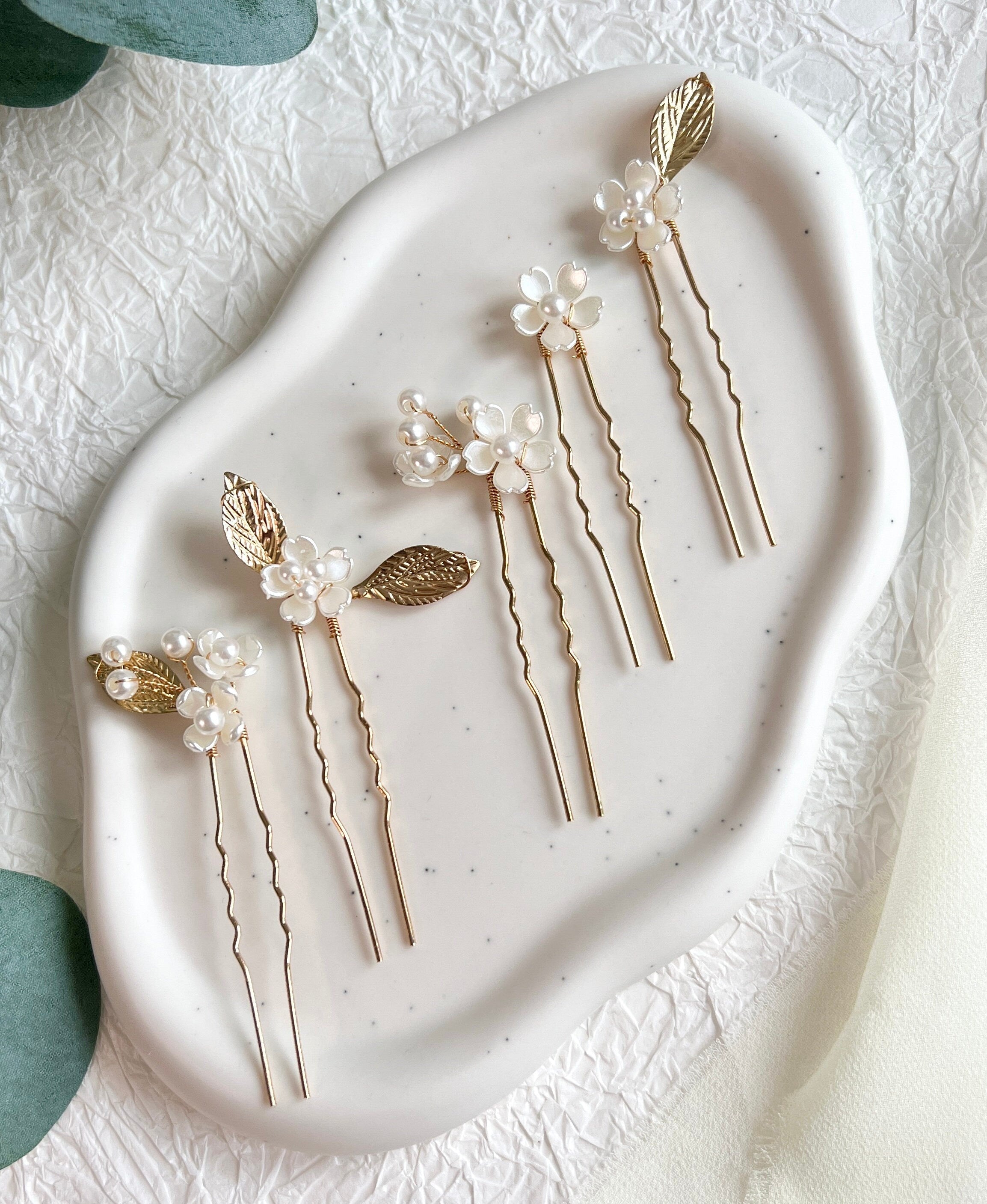 Haarnadeln Braut, Set 5 Stück, Gold oder Silber, der Haarschmuck ist mit feinen weißen Perlen und Blüten in Perlmuttoptik verziert, Brautschmuck für die Haare, Brauthaarschmuck, Schmuck Hochzeit, Perlenschmuck, elegante Blumen, Schmuckbluete