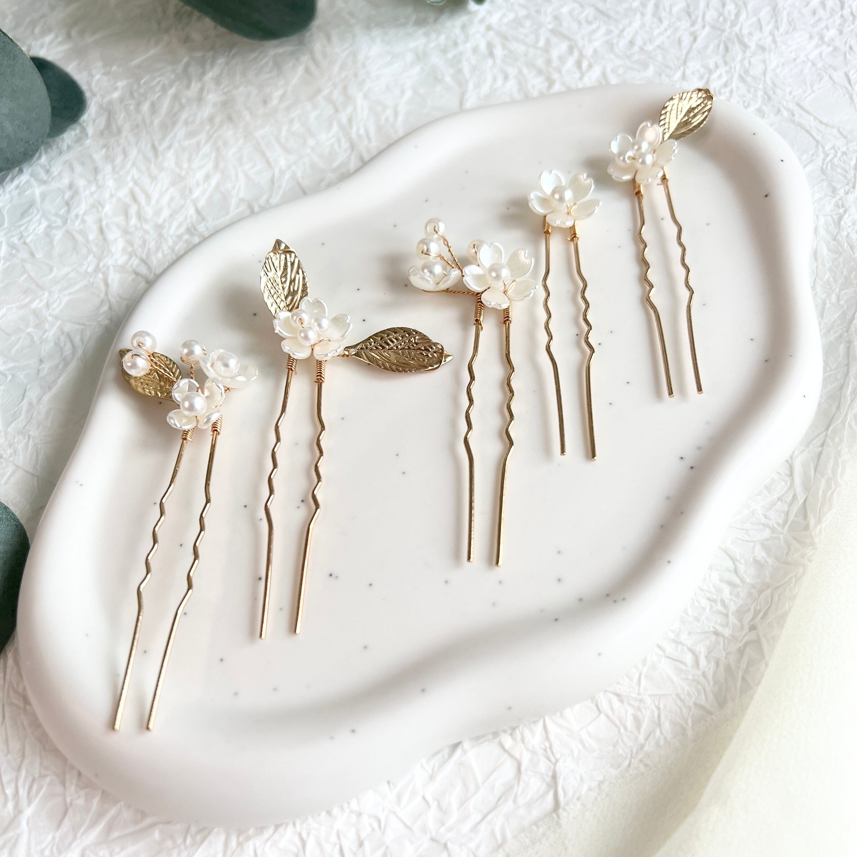 Haarnadeln Braut, Set 5 Stück, Gold oder Silber, der Haarschmuck ist mit feinen weißen Perlen und Blüten in Perlmuttoptik verziert, Brautschmuck für die Haare, Brauthaarschmuck, Schmuck Hochzeit, Perlenschmuck, elegante Blumen, Schmuckbluete
