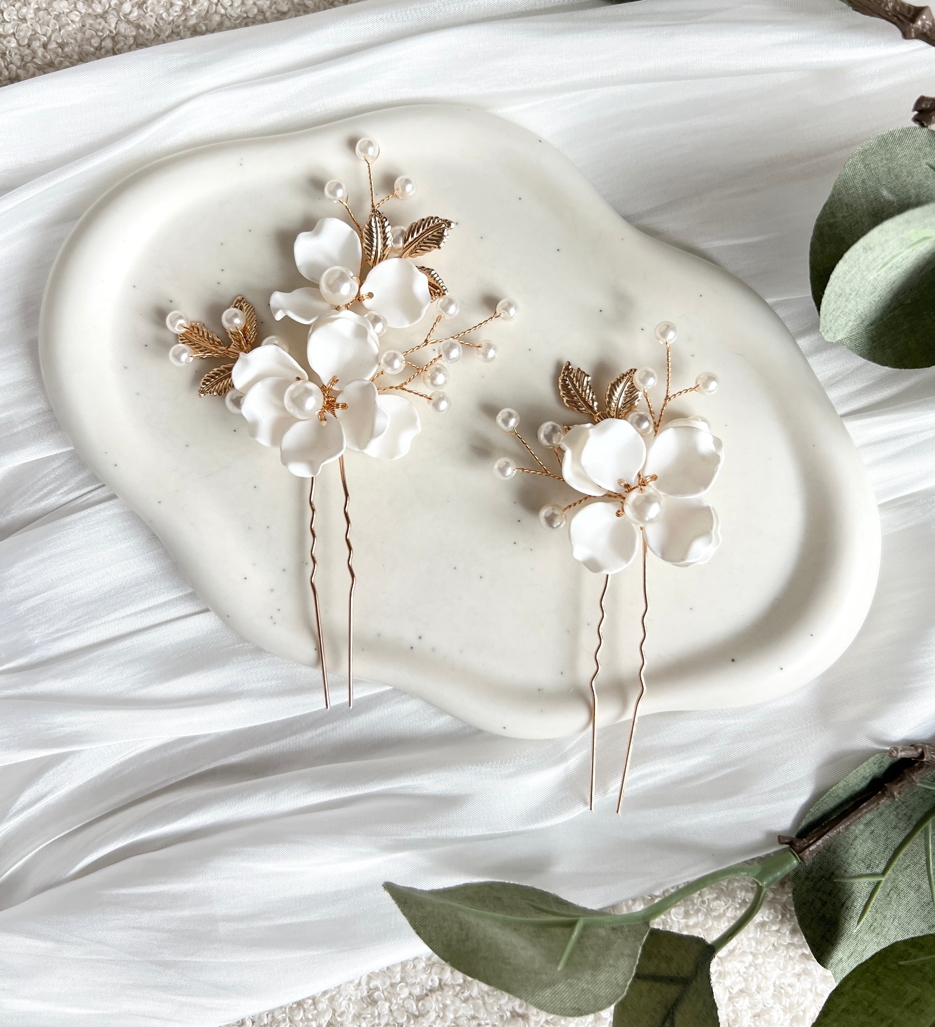 Haarnadeln, Set 2 Stueck, weisse Perlen, Brautschmuck, Haarschmuck mit weissen Blumen und goldenen Blättern, Brauthaarschmuck mit Blueten, Perlenschmuck für die Braut, Brautjungfer, Trauzeugin, Brautfrisur Zubehoer, Schmuckbluete