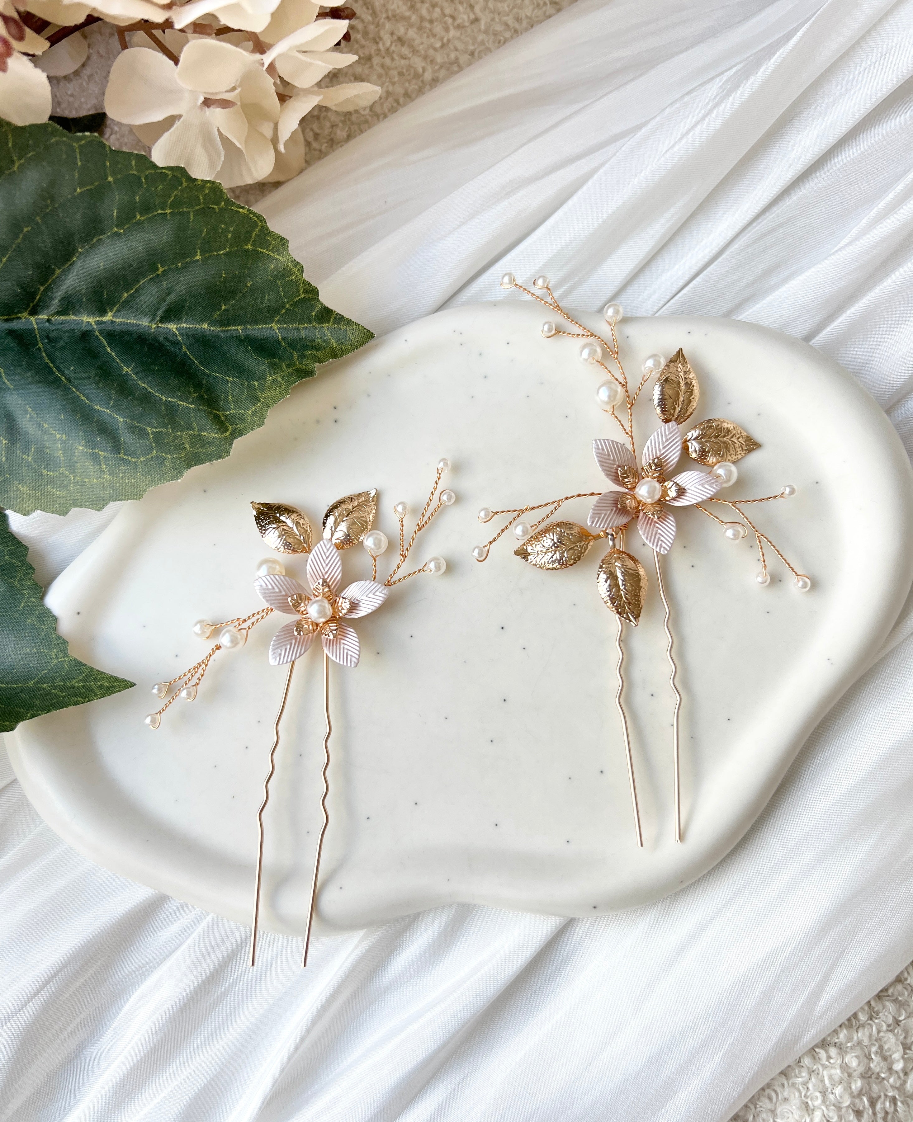 Haarschmuck Set 2 Stueck, Brauthaarschmuck, Haarnadeln mit feinen weissen Perlen, Perlenschmuck, Blueten, warmes Gold und rosa Rosegoldene Details, Hochzeitschmuck, Perlenschmuck, Schmuck Hochzeit, Blumenschmuck, Brautfrisur, Weddinginspiration