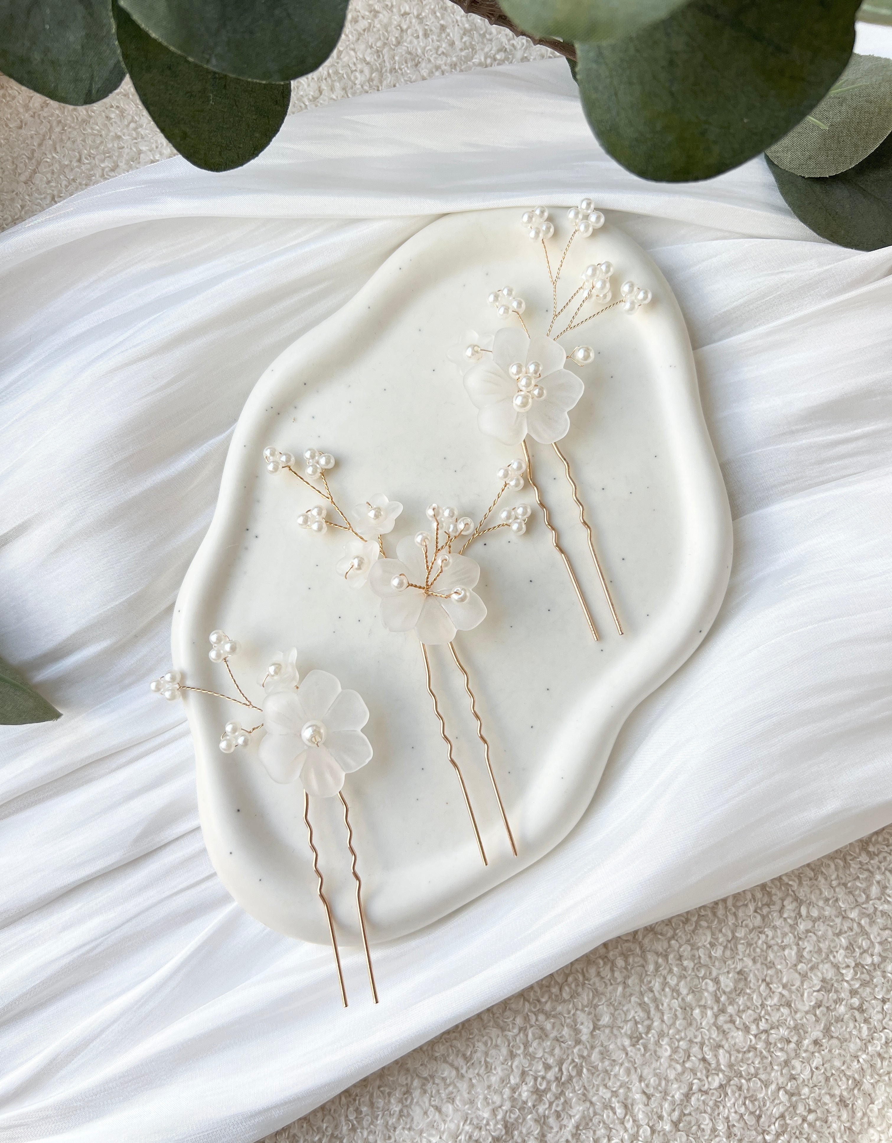 Set Brauthaarschmuck, Gold, weisse leicht transparente Blumen, zarte Perlen, Juwelierdraht, feiner Haarschmuck, Hochzeit, Perlenschmuck, Haarnadeln fuer die Braut, hochwertiger Brautschmuck, Bride to Be, Weddinginspiration, Hochzeitsschmuck, Bridalinspo, Schmuckbluete